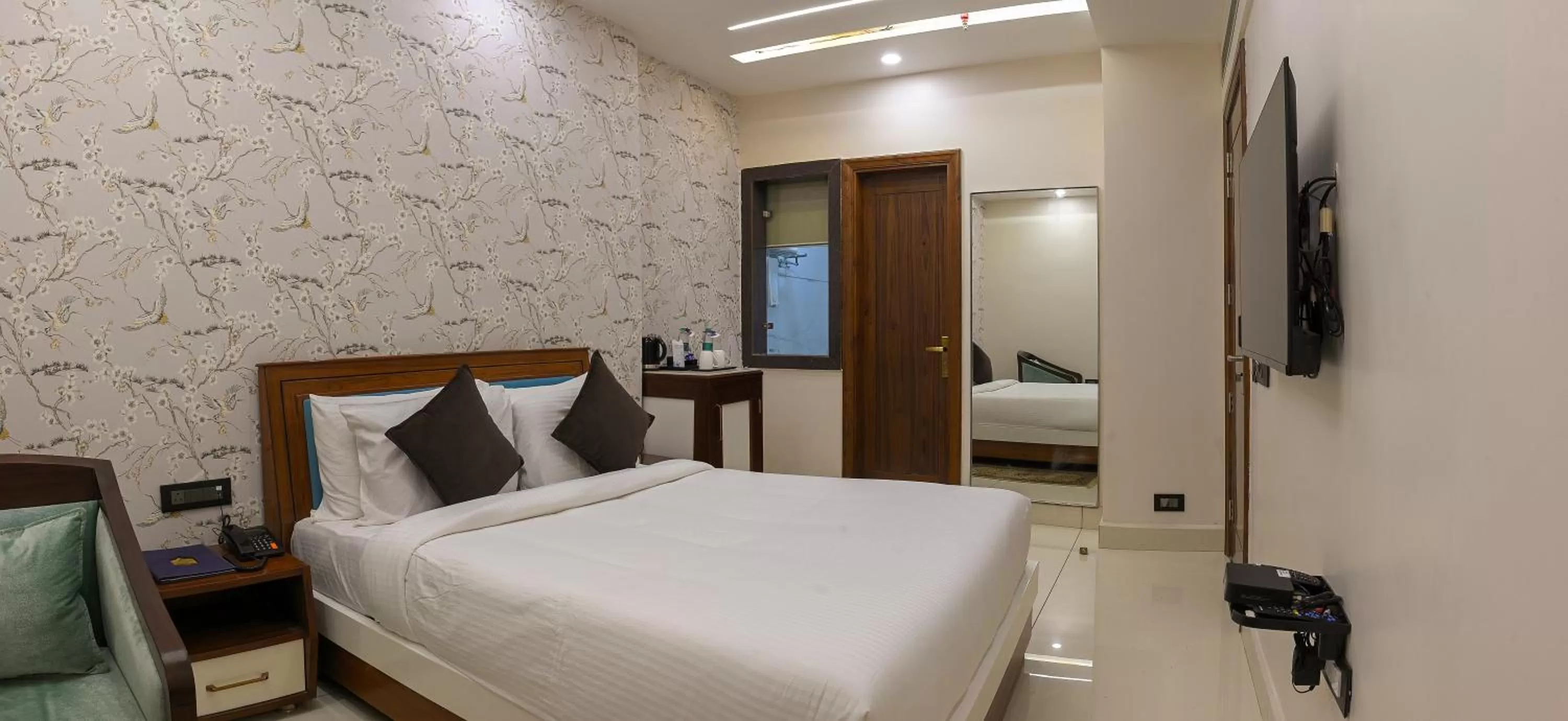 Bedroom, Bed in Hotel Leela Grande