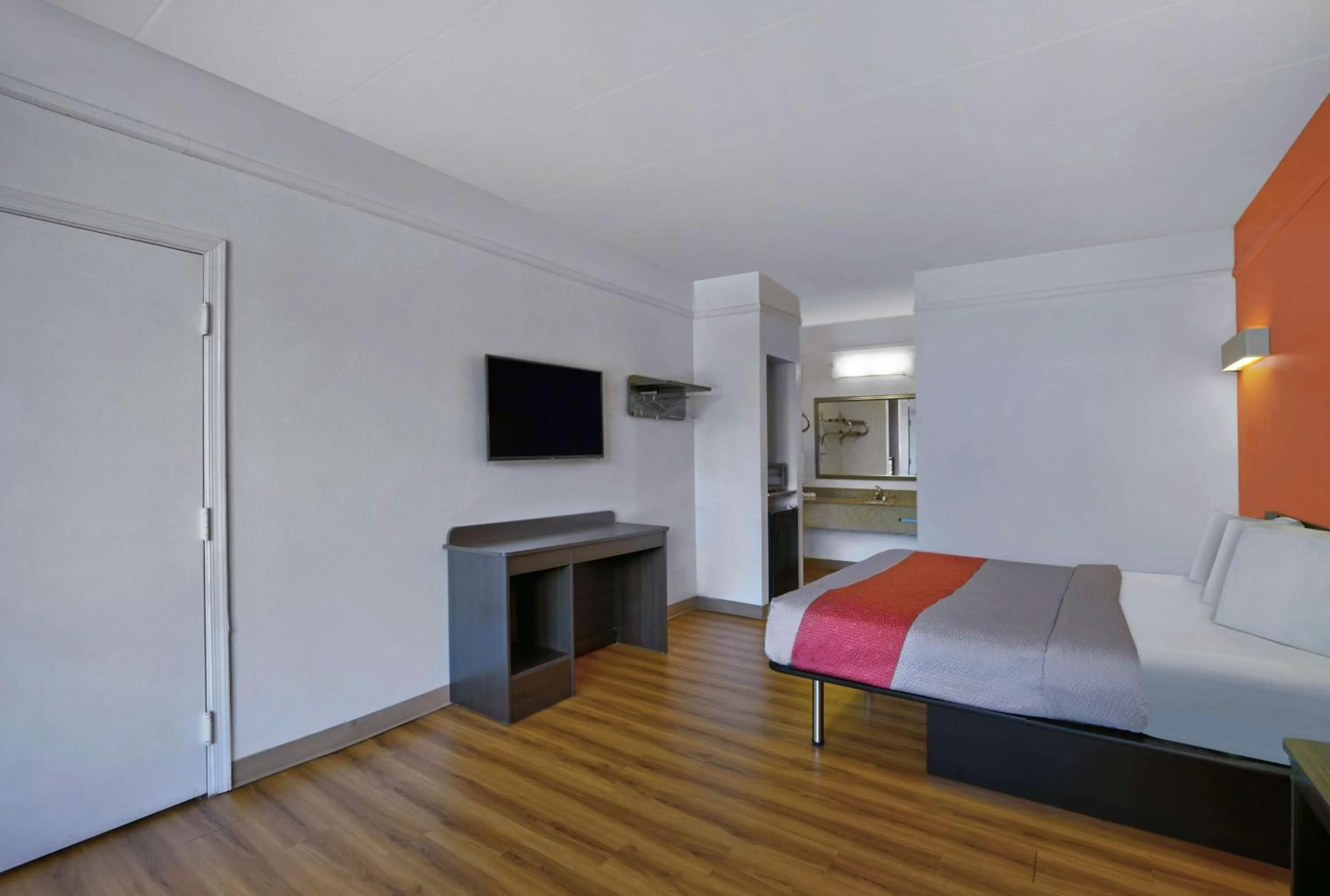 Photo of the whole room, Bed in Motel 6-Seaford, DE