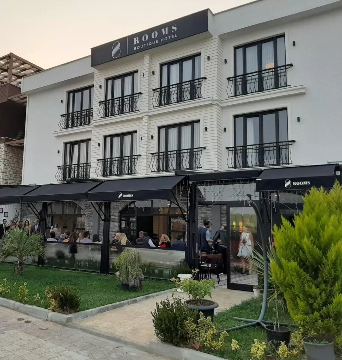 Property building in 8 Rooms Hotel