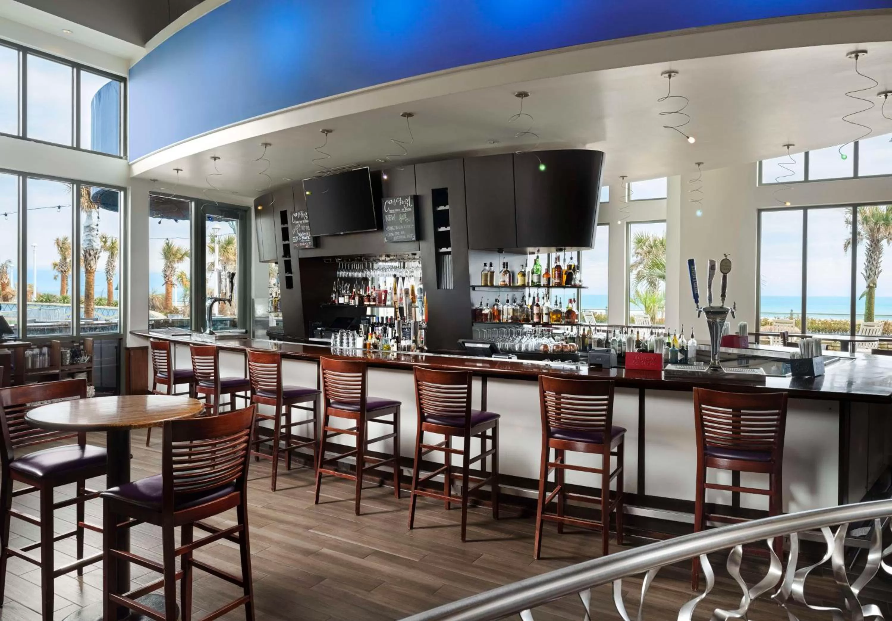 Lounge or bar in Hilton Virginia Beach Oceanfront