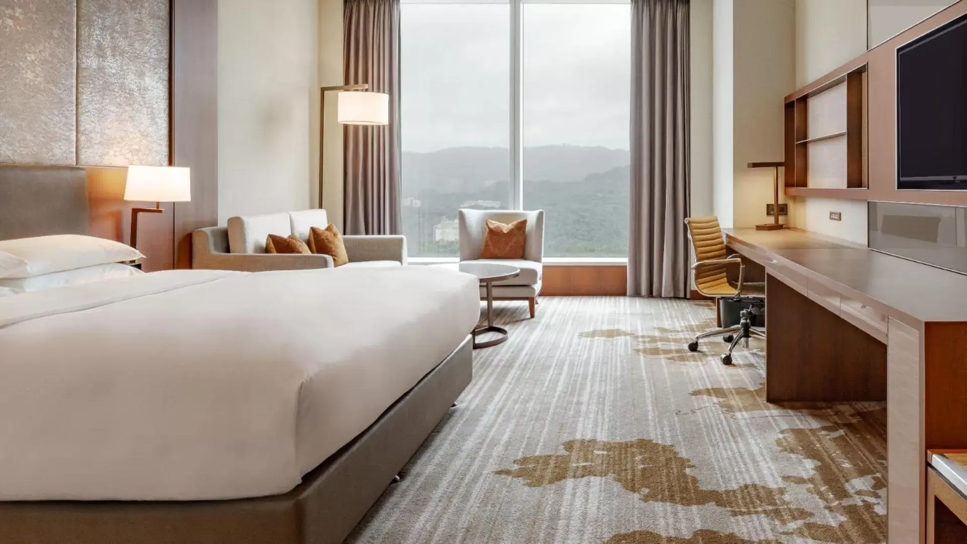 King Room with Mountain View in Courtyard by Marriott Taipei King Room with Mountain View in Courtyard by Marriott Taipei