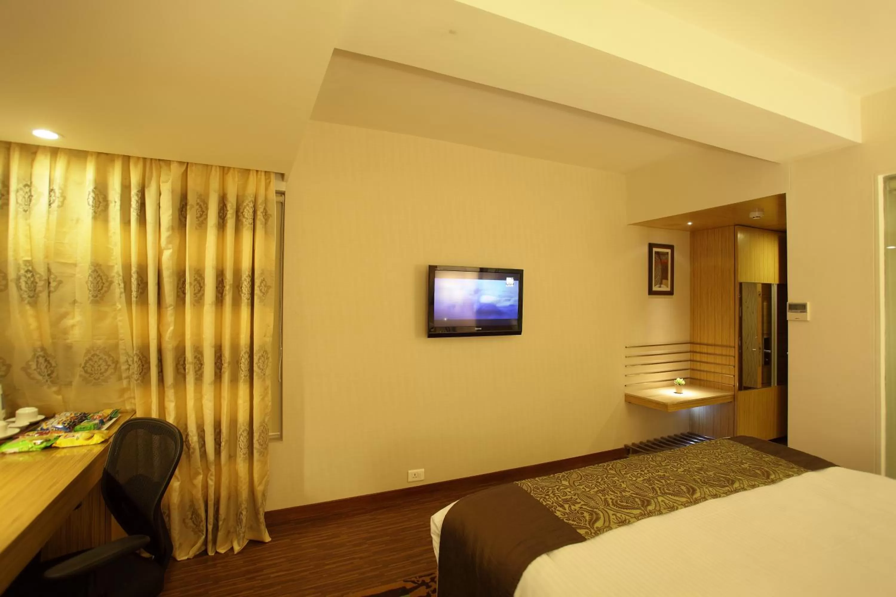 Communal lounge/ TV room, Bed in Comfort Inn Legacy