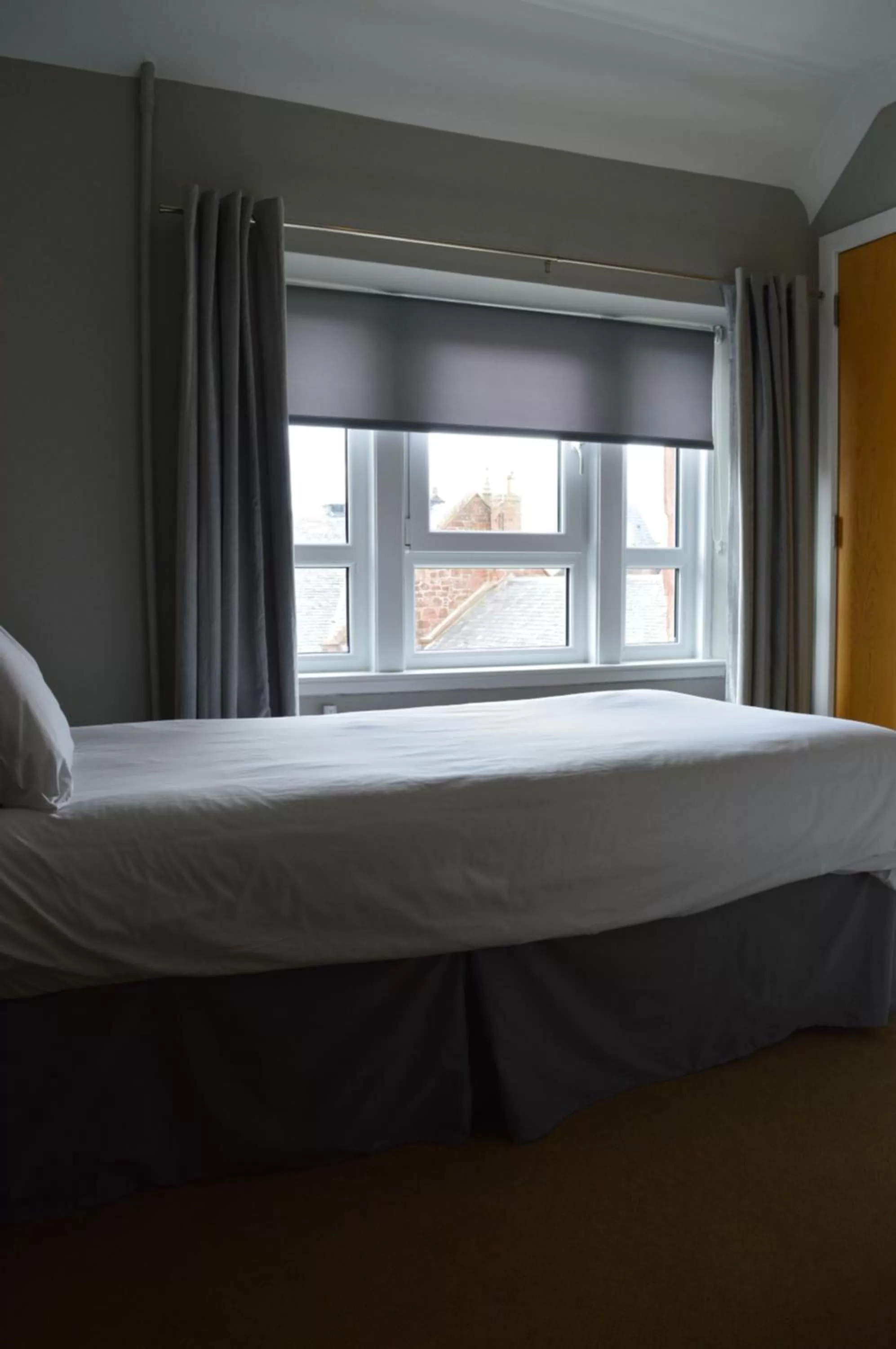 Bedroom, Bed in Airlie Arms Hotel