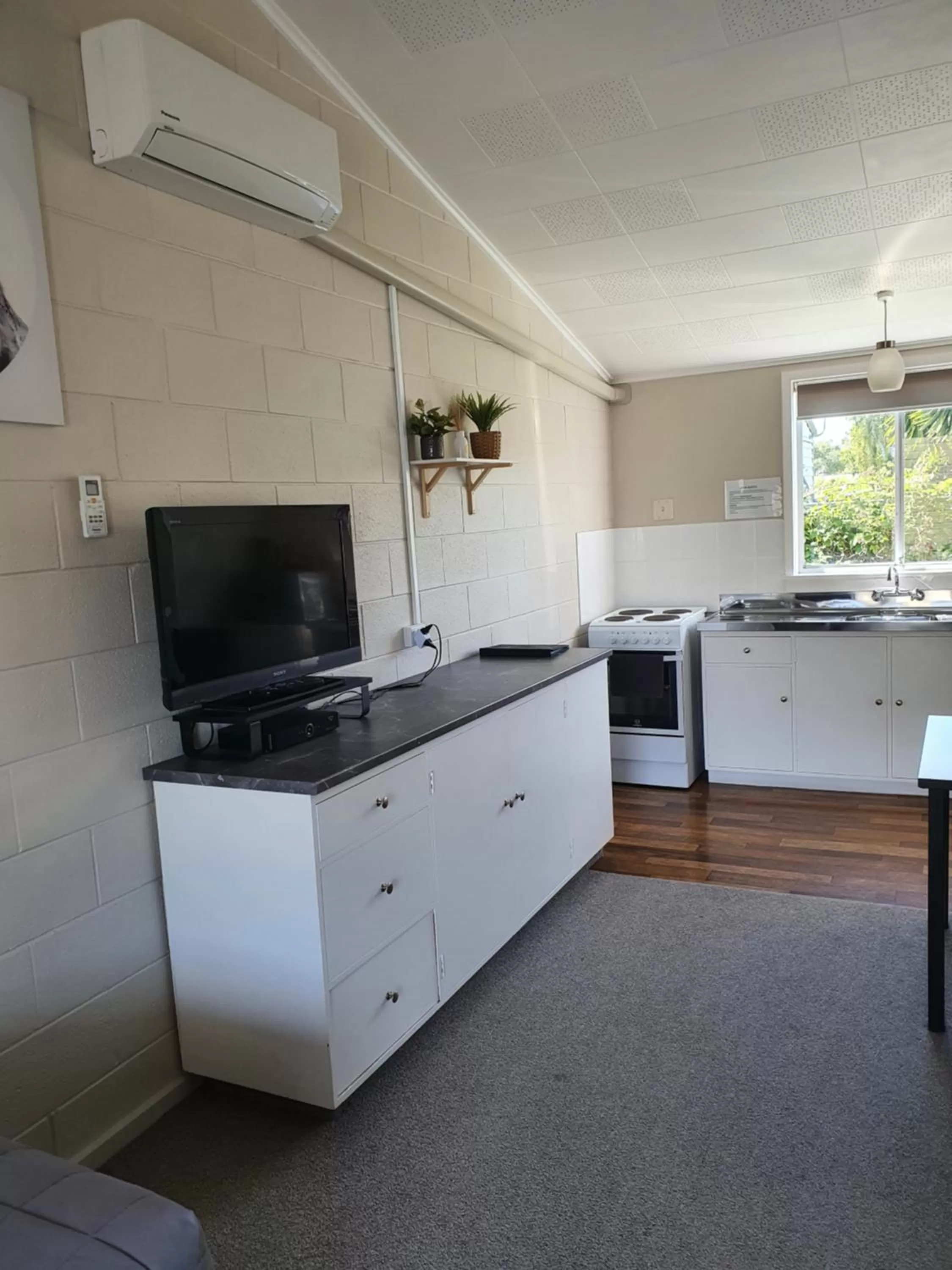 TV and multimedia, Kitchen/Kitchenette in Gardner Court Motel