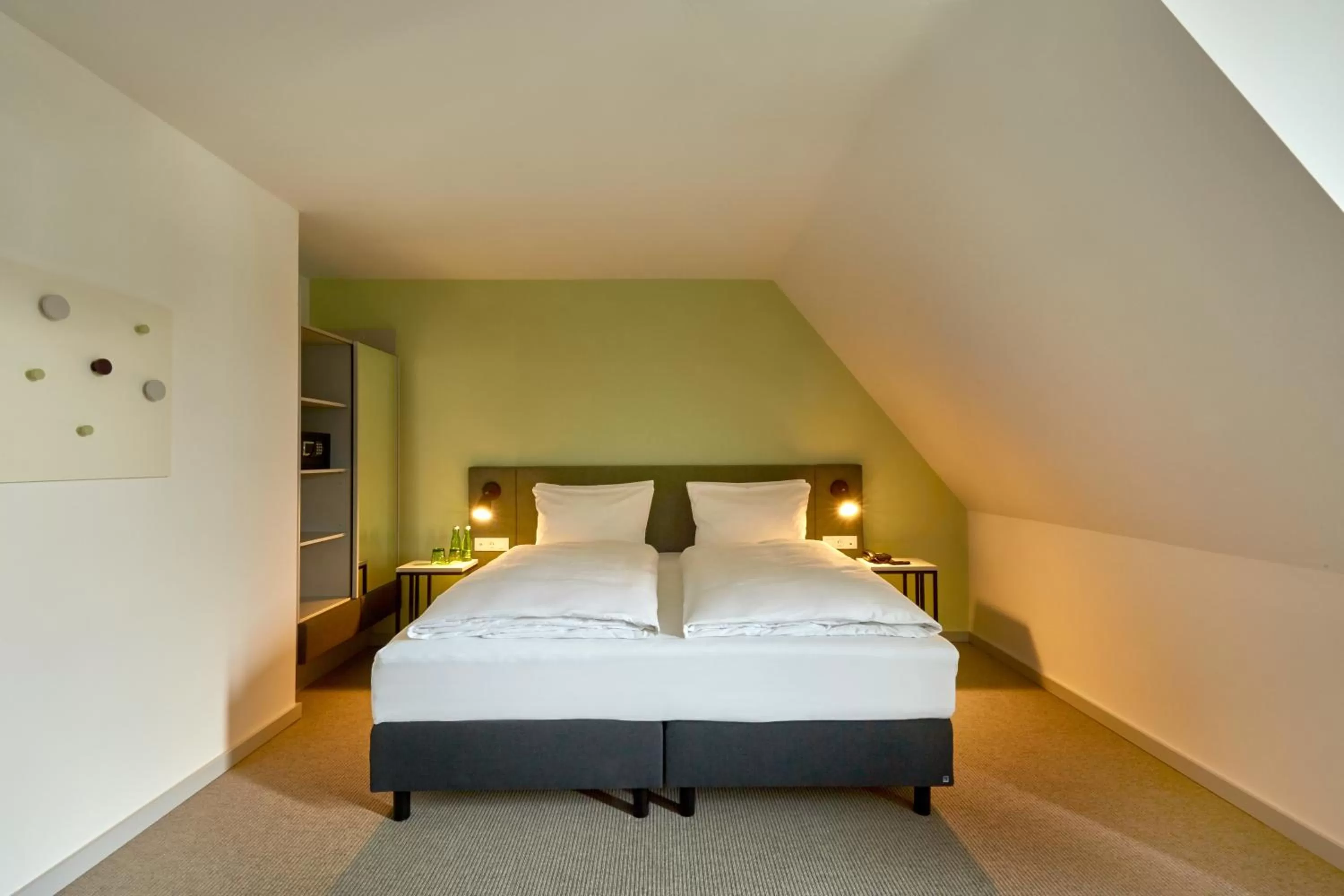 Photo of the whole room, Bed in H+ Hotel Wien