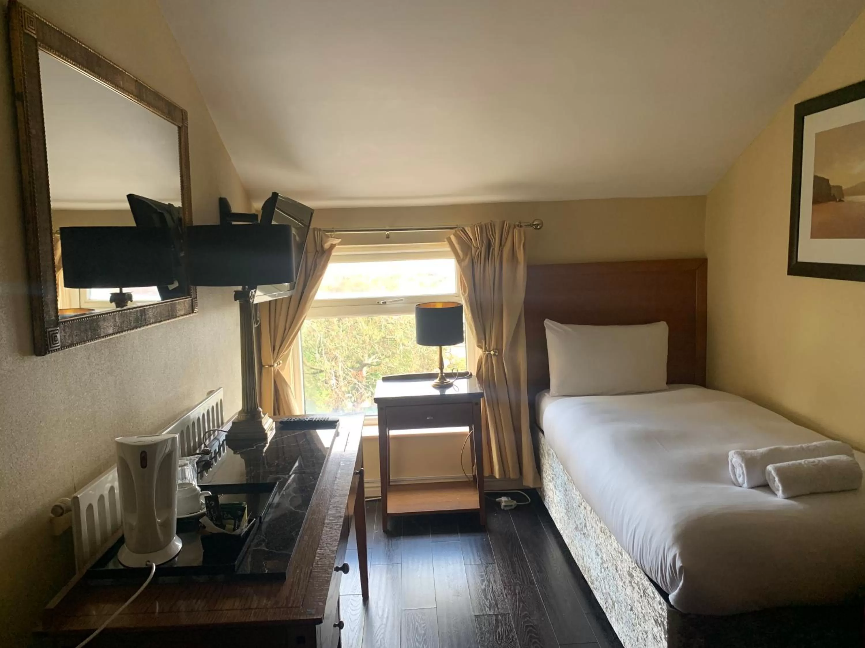 Bedroom, Bed in Beech Mount Hotel - Free Parking