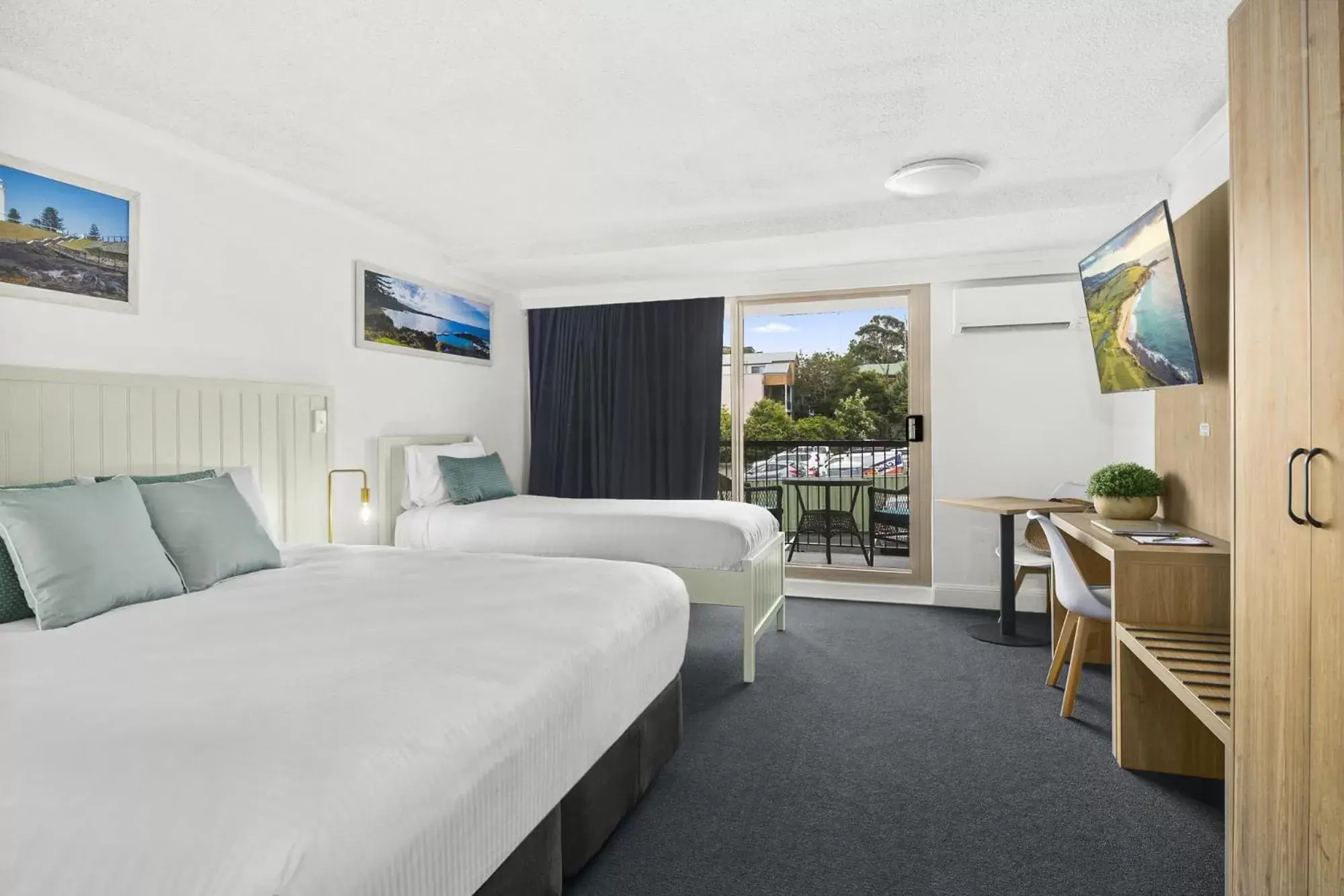 Triple Room with Balcony – 1 Queen Bed & 1 Single Bed in Kiama Shores Triple Room with Balcony – 1 Queen Bed & 1 Single Bed in Kiama Shores