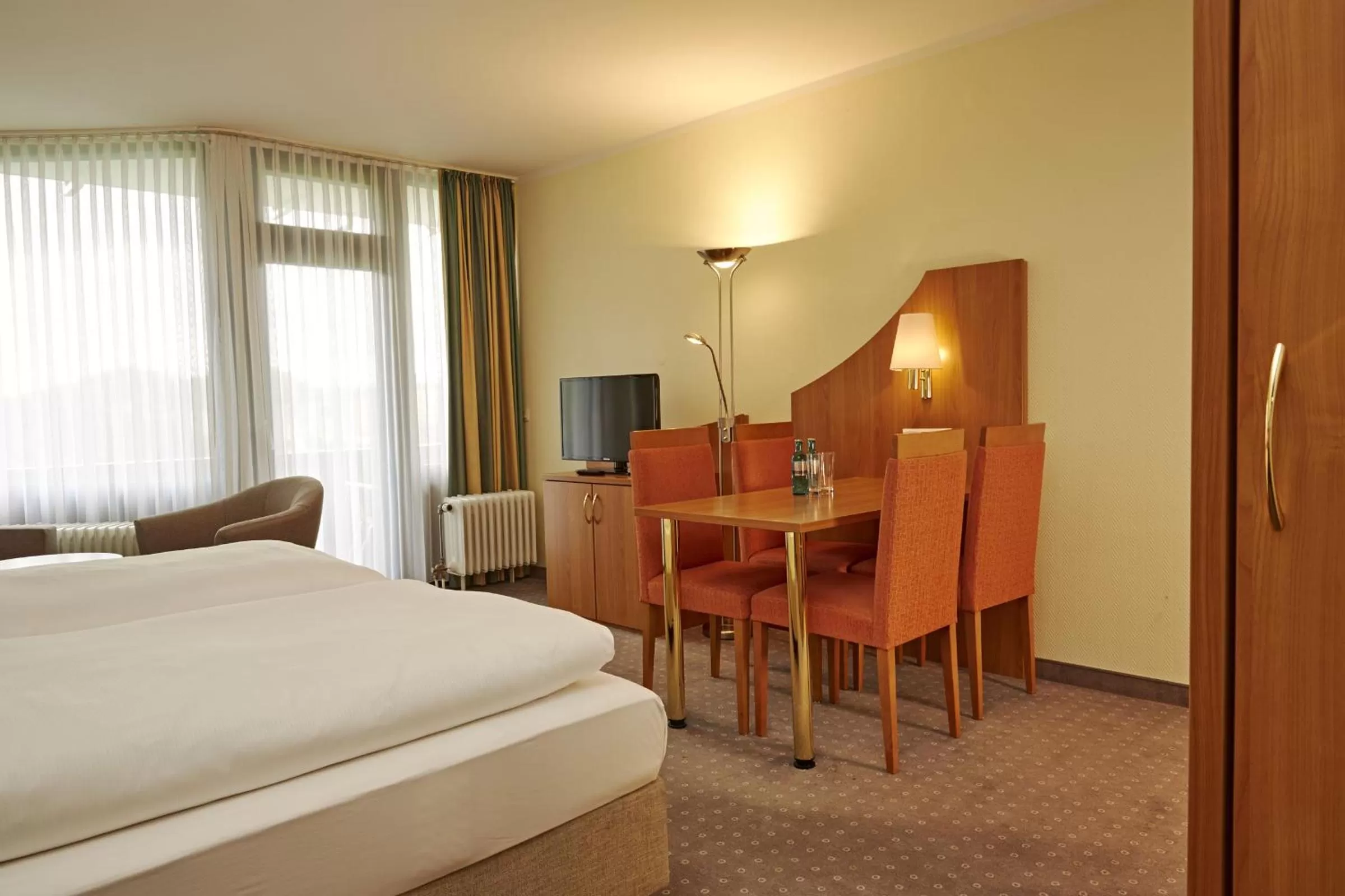 Bedroom, Bed in H+ Hotel Willingen