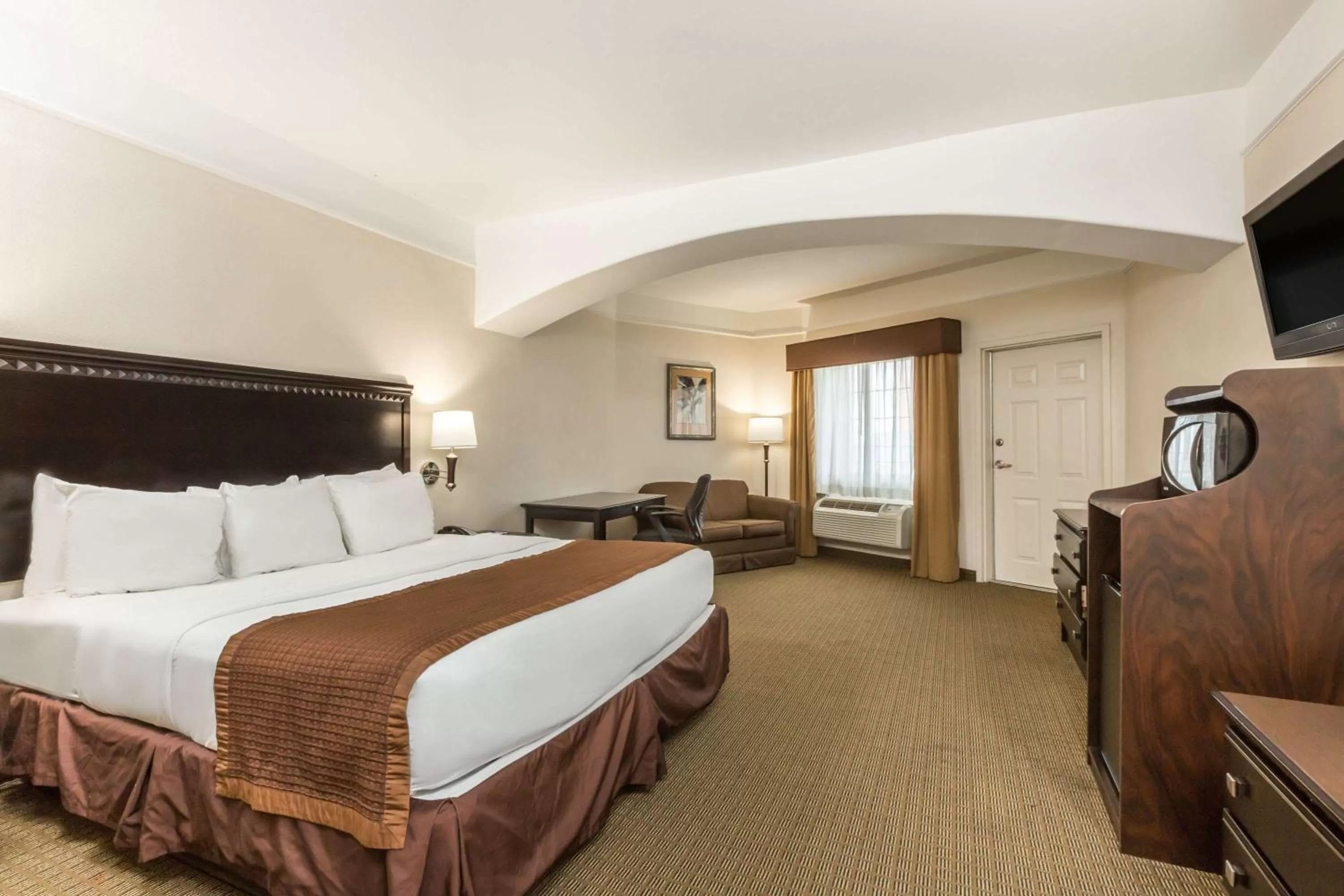 Photo of the whole room, Bed in Baymont by Wyndham Galveston