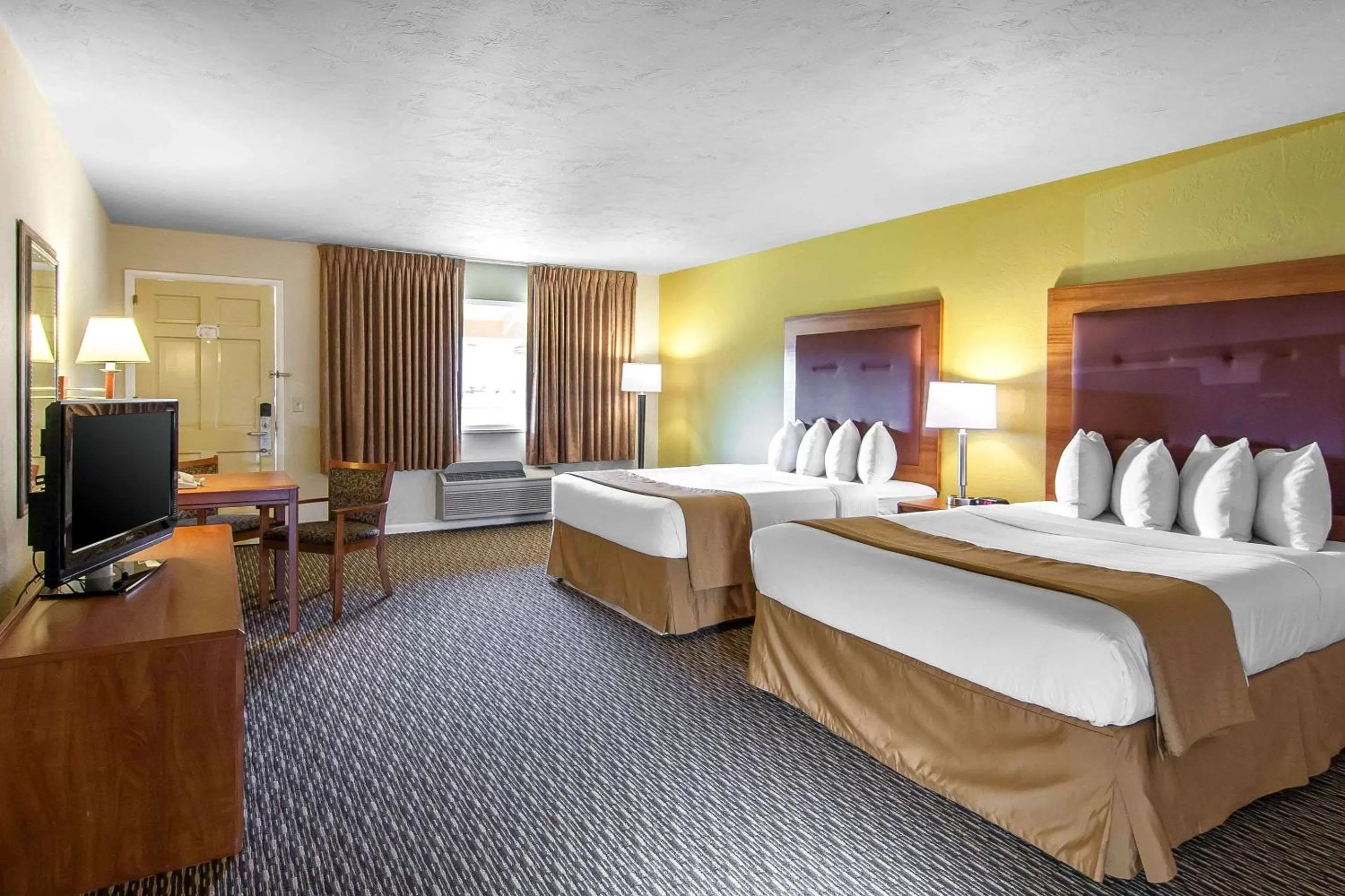 Photo of the whole room, Bed in Quality Inn & Suites at Coos Bay