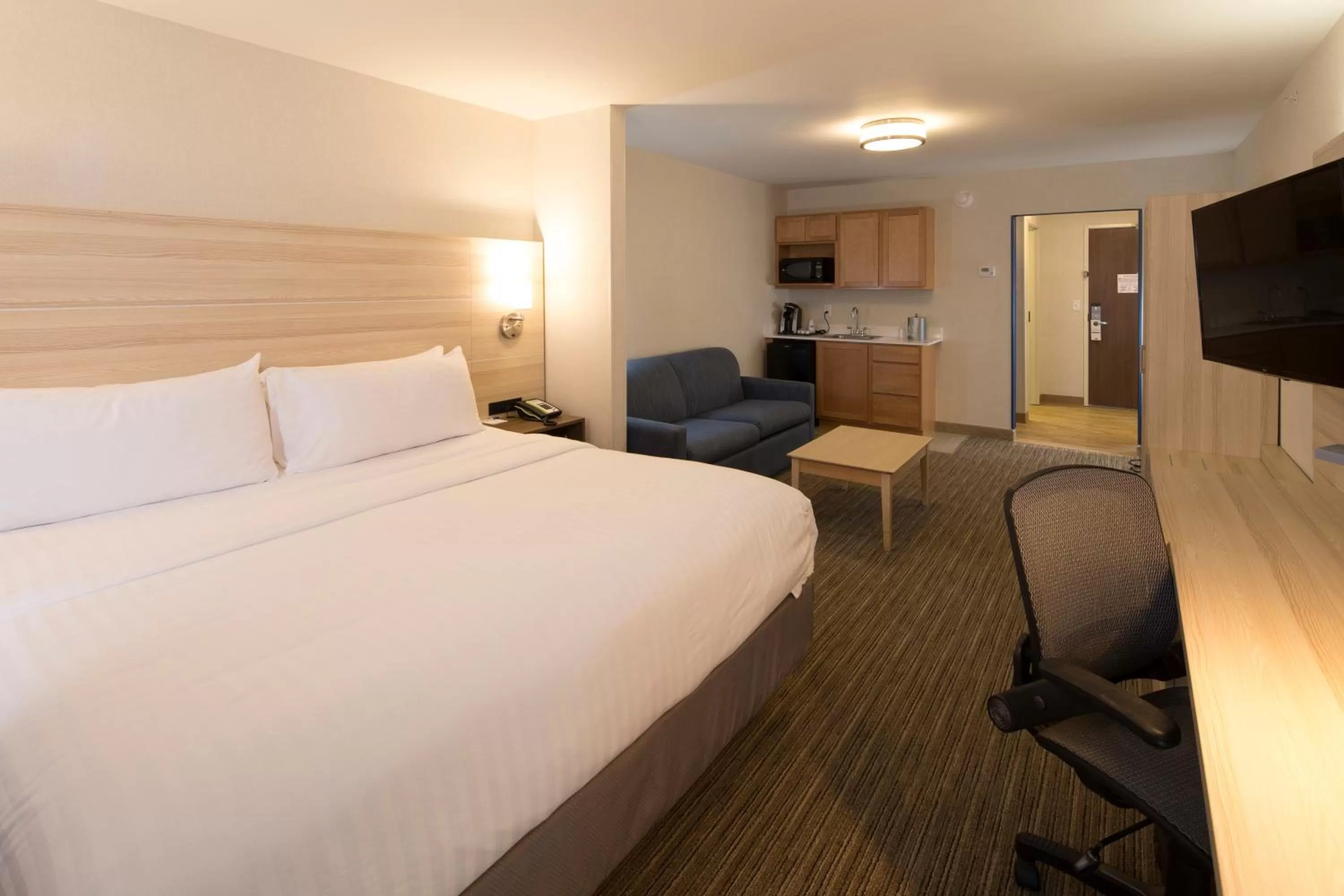 Bedroom, Bed in Holiday Inn Express & Suites - Portage by IHG