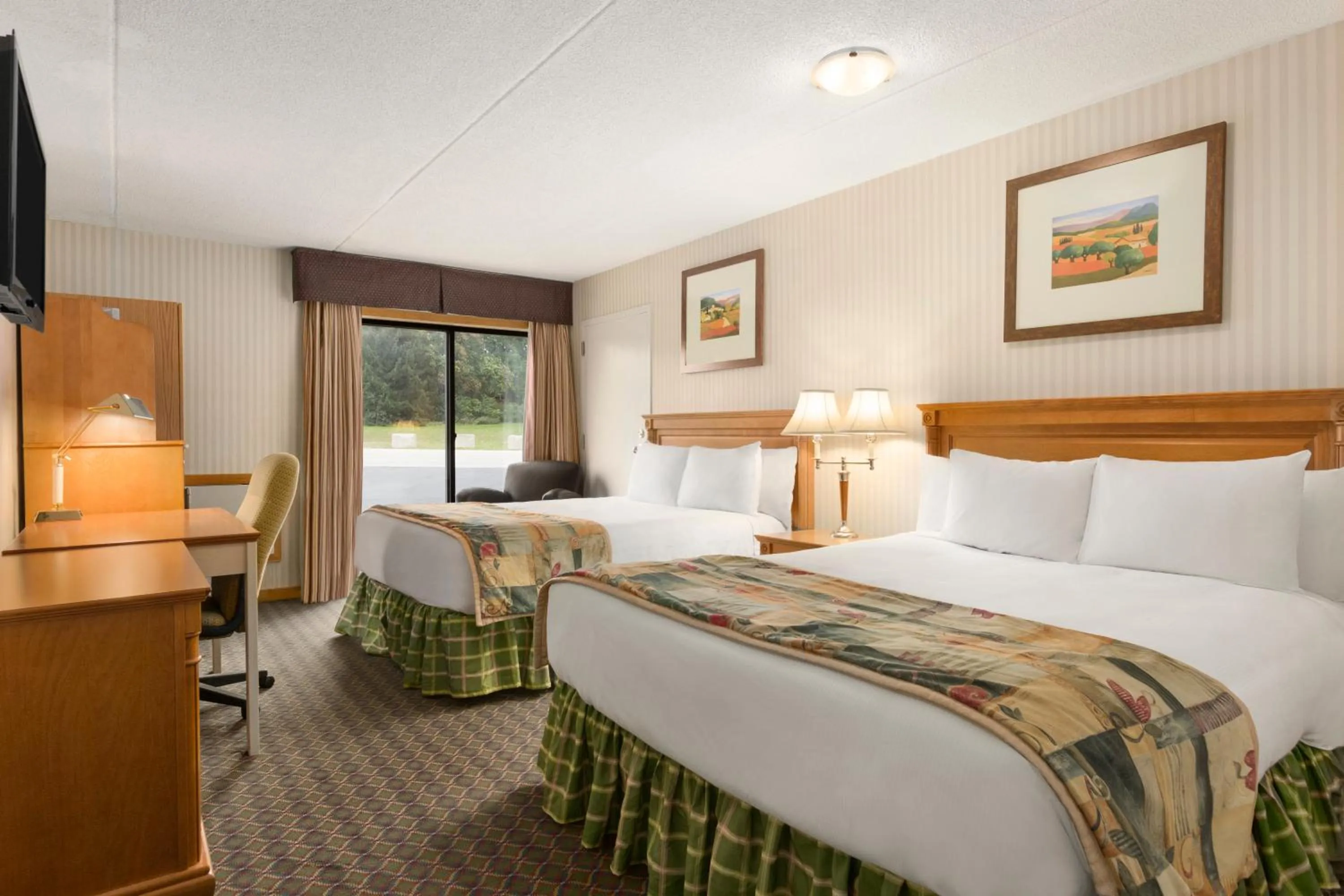Bedroom, Bed in Travelodge by Wyndham Owen Sound ON