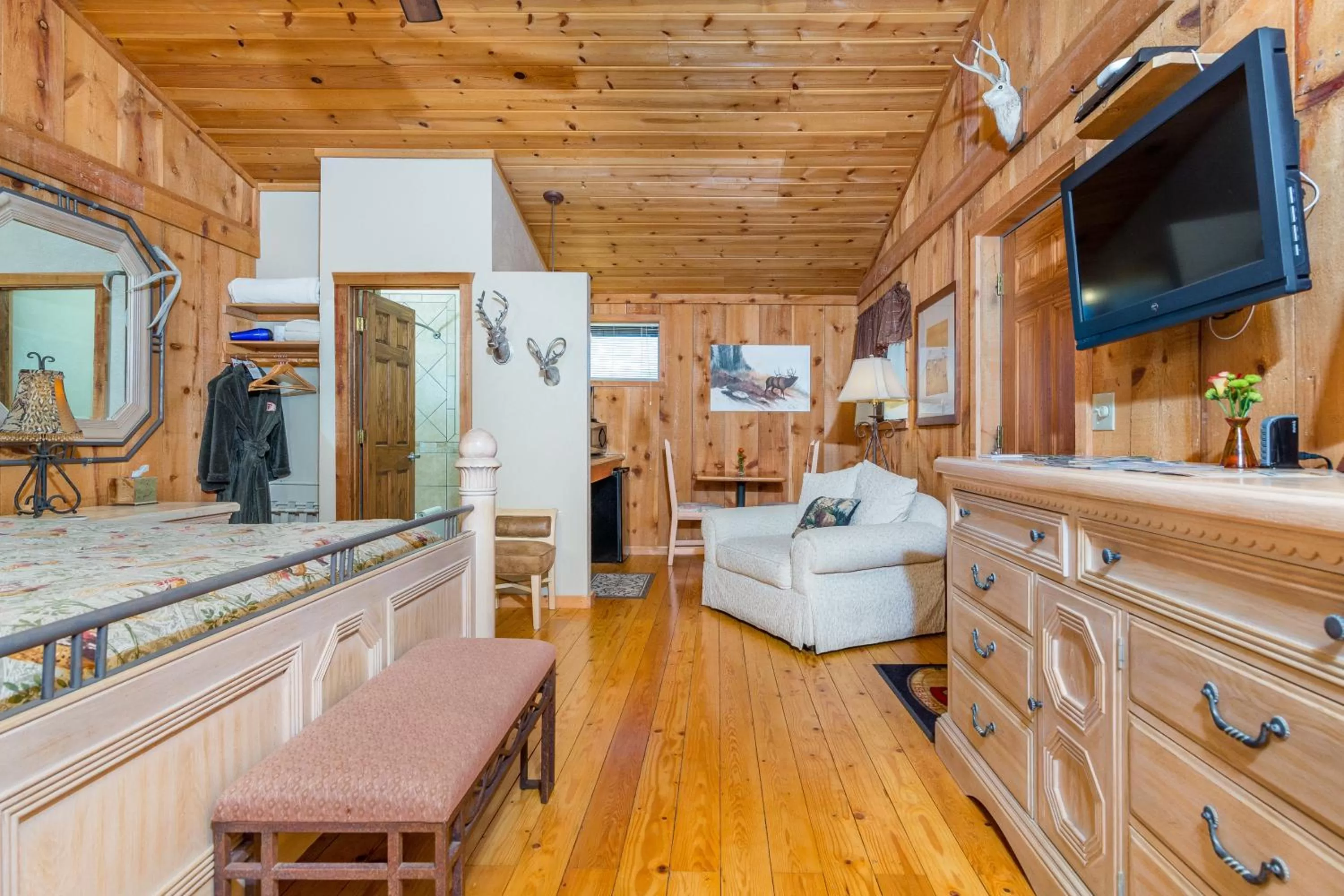 Photo of the whole room in Trapper's Rendezvous