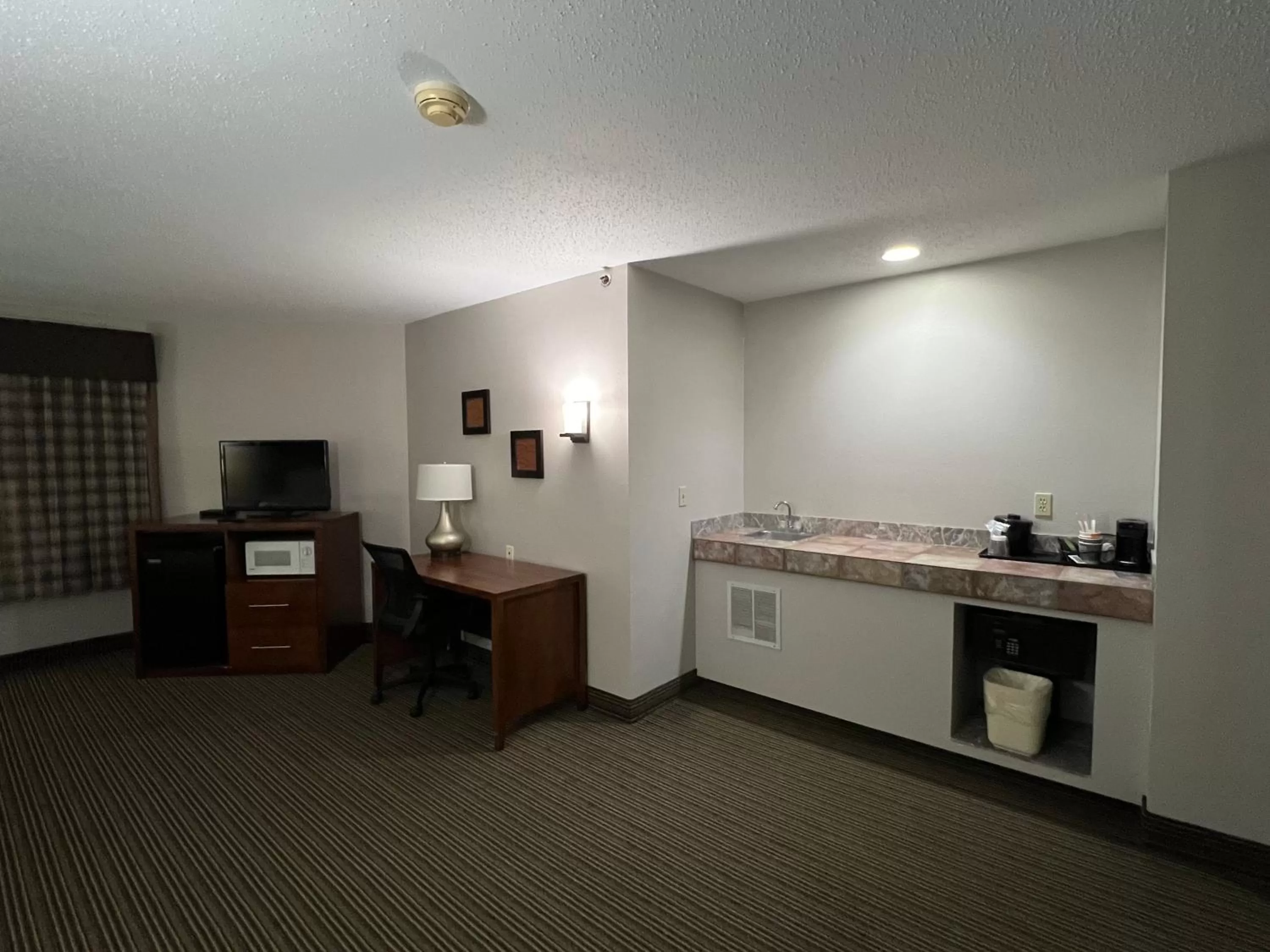 Kitchen or kitchenette in Country Inn & Suites by Radisson, Battle Creek, MI