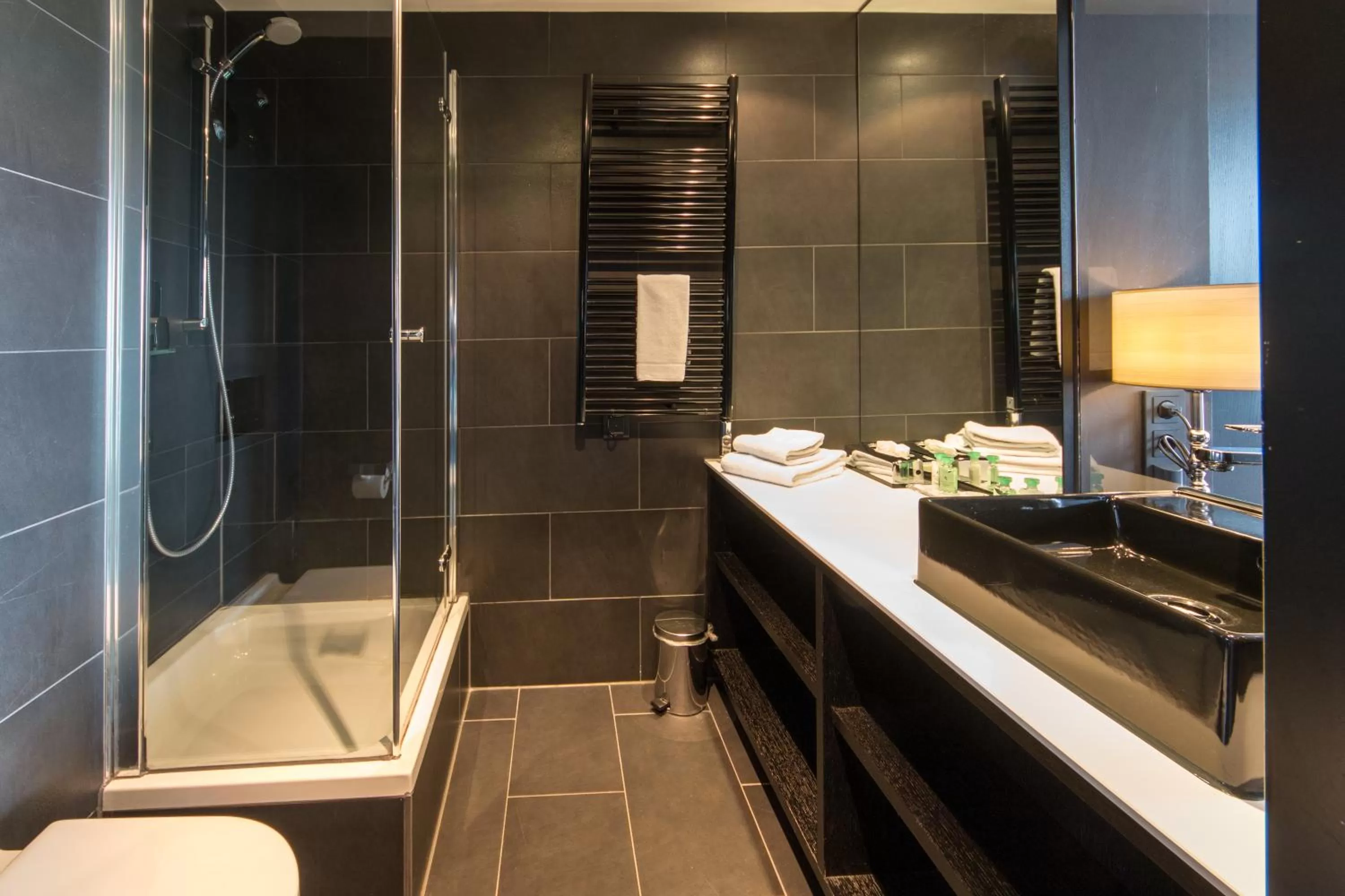 Shower in La Mansion Vi Vadi Hotel