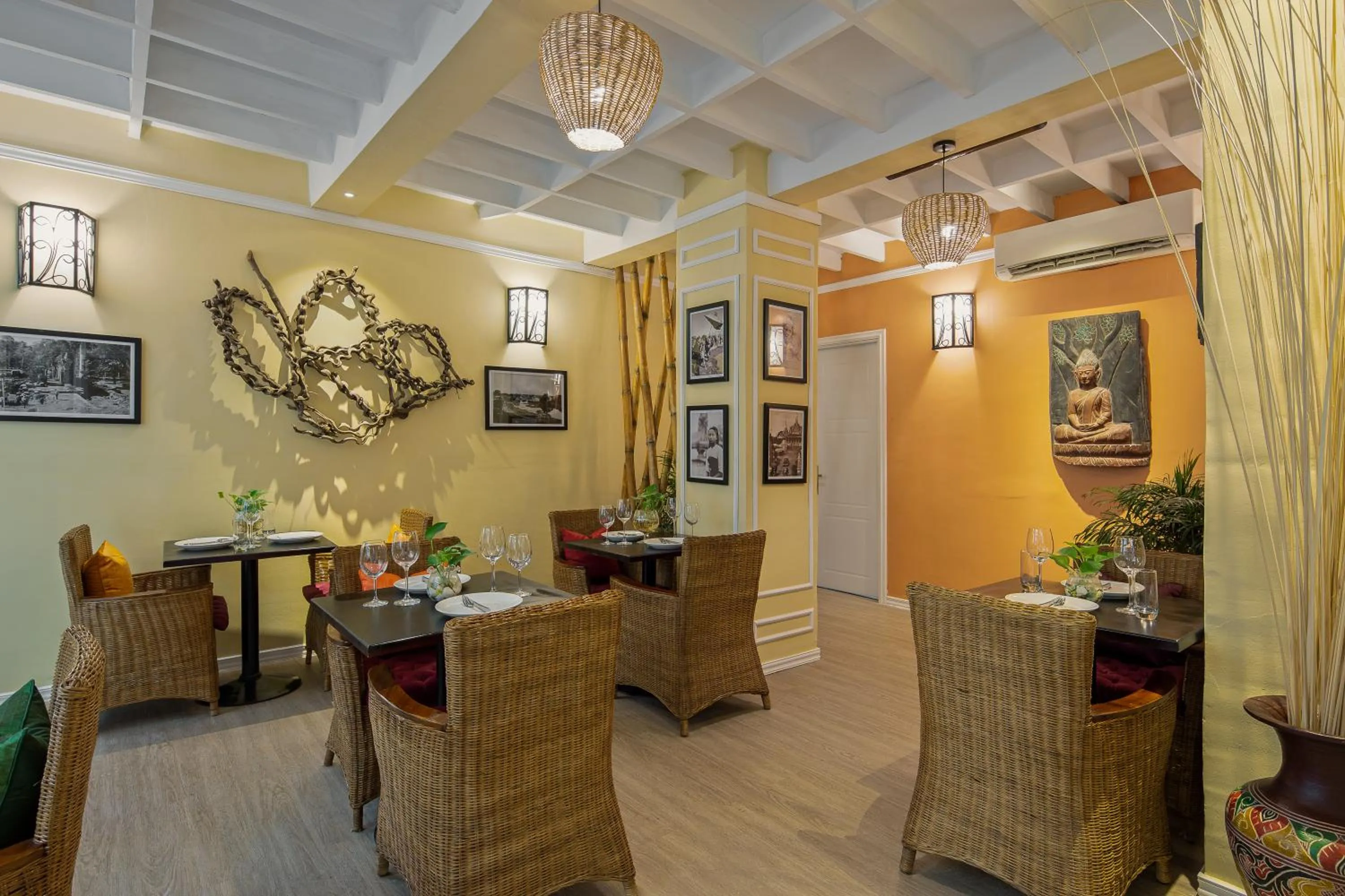 Restaurant/places to eat in Botum Palace Hotel