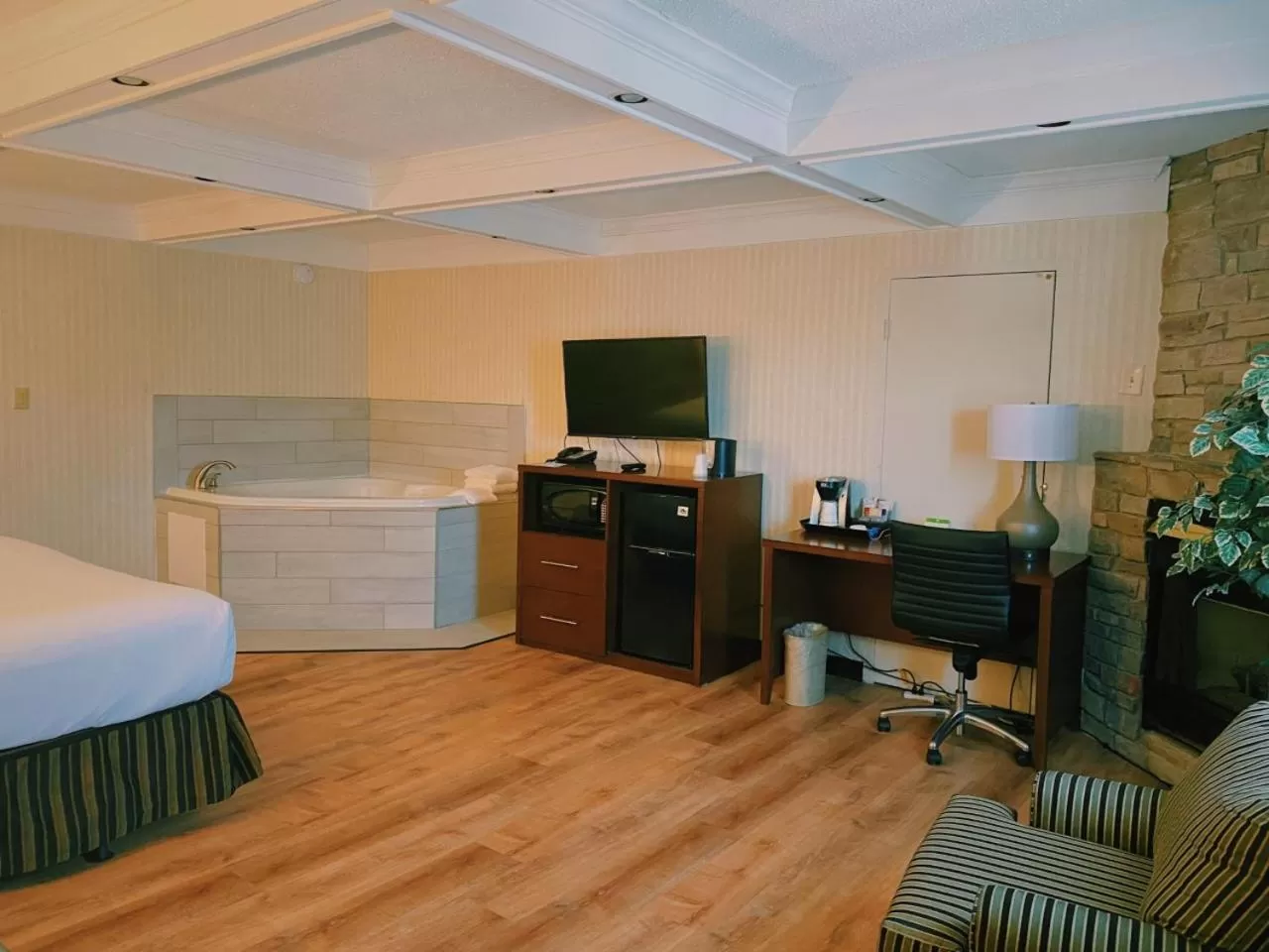 Hot Tub, Bed in Wyndham Garden Warsaw