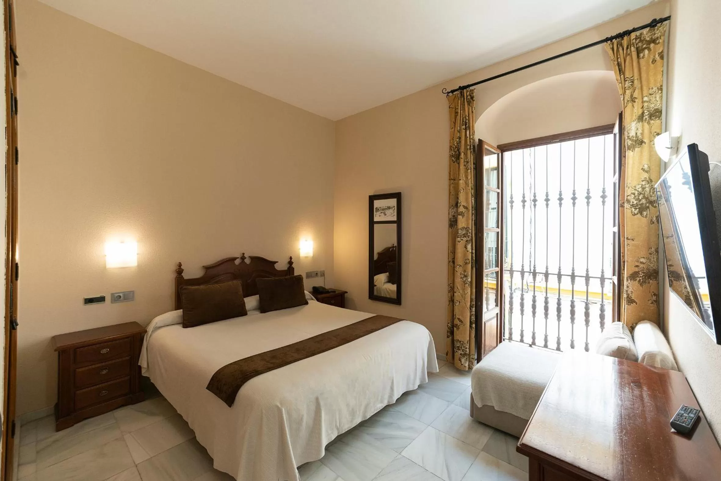 Photo of the whole room, Bed in Hotel Casa Museo de la Mezquita