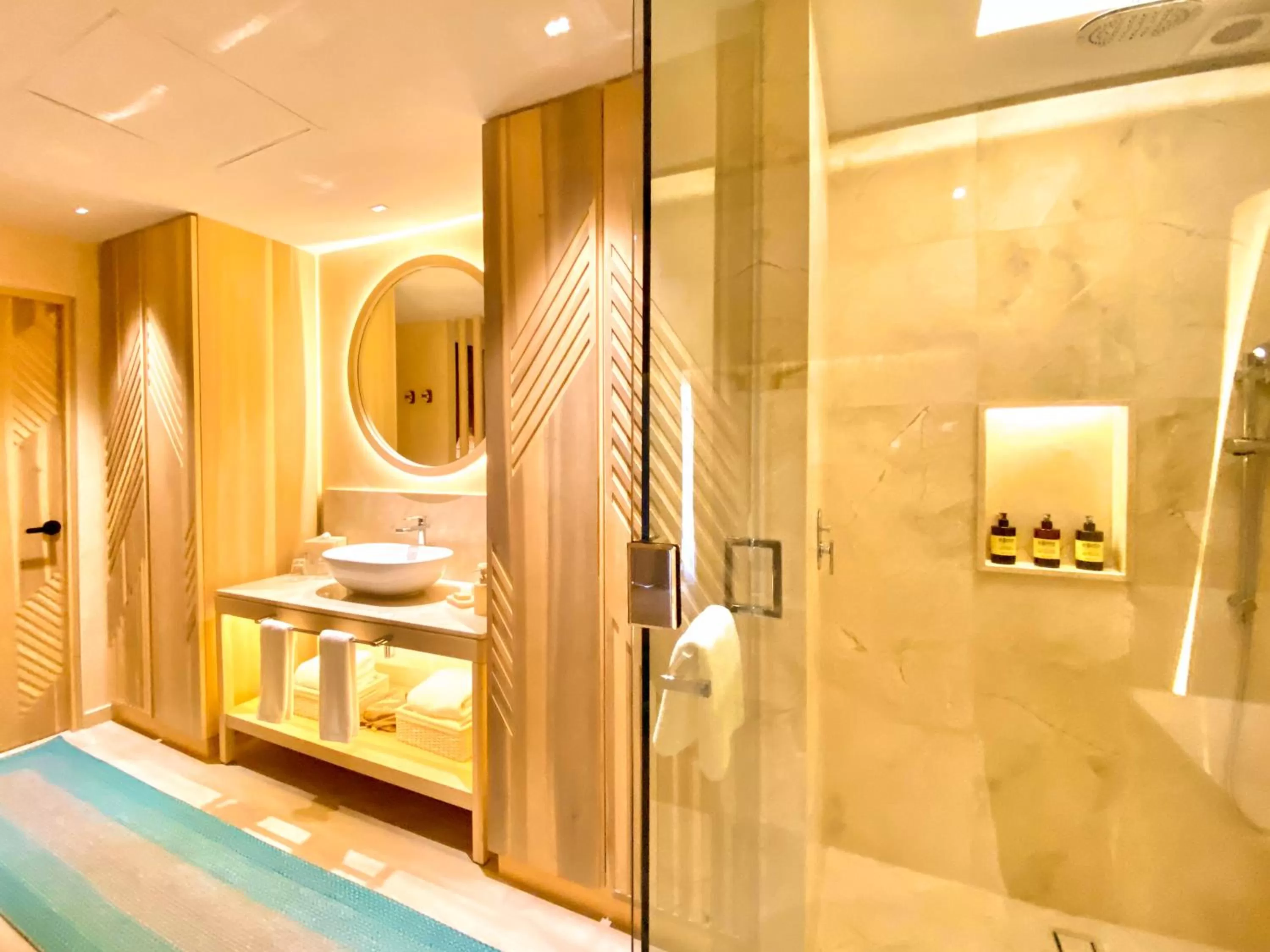 Shower, Bed in Hotel Shibari - Restaurant & Cenote Club