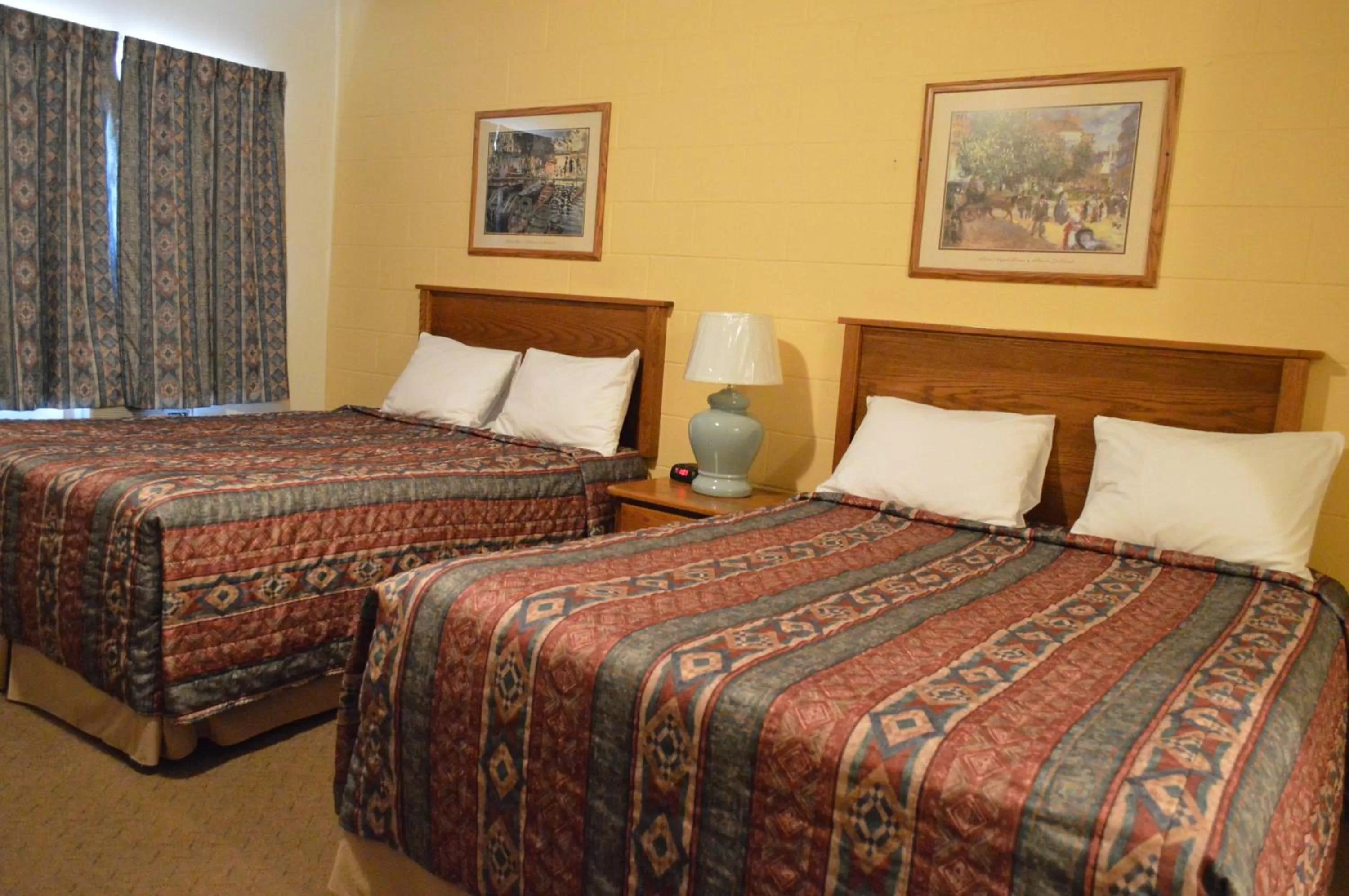 Queen Room with Two Queen Beds in Western Traveller Motel