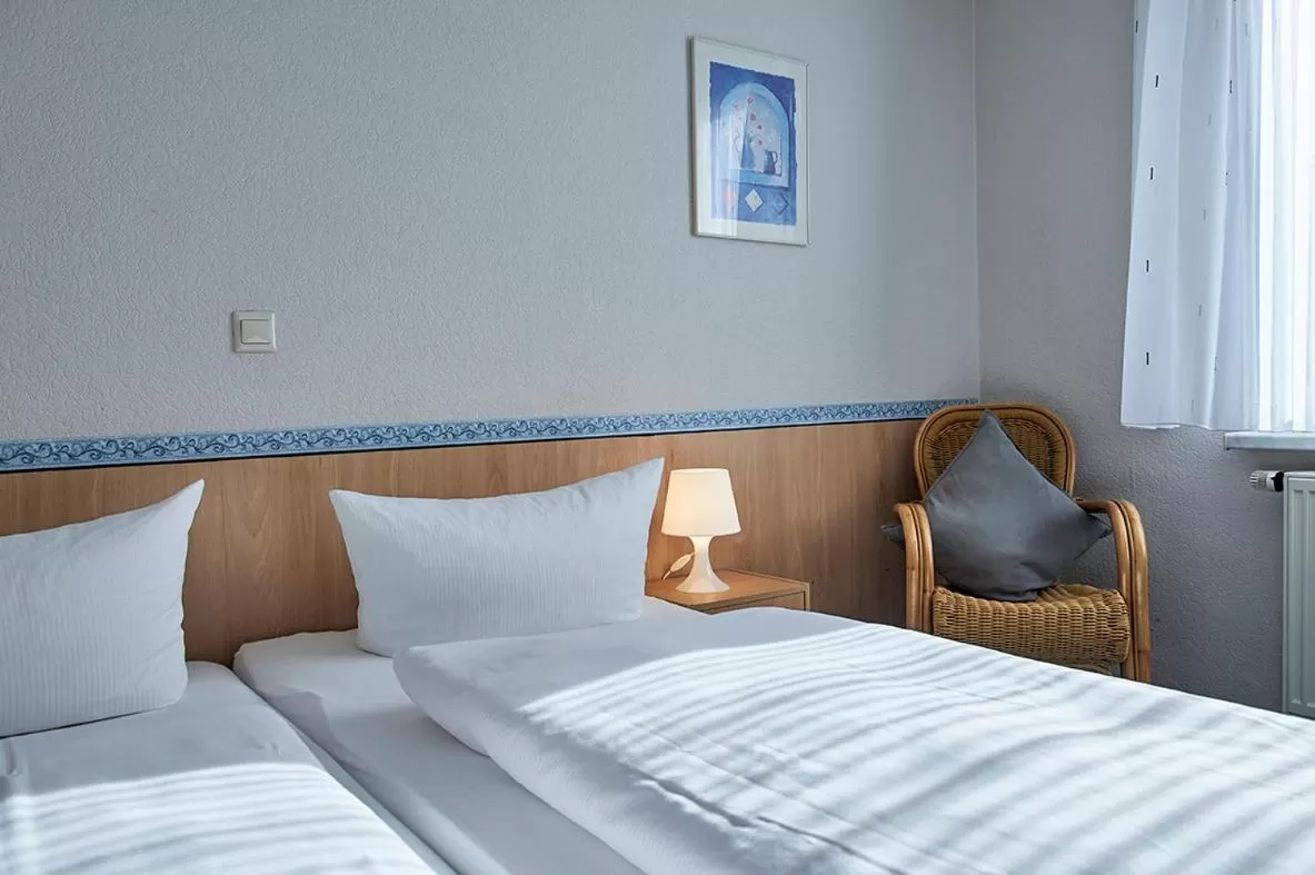 Bedroom, Bed in Hotel Zum Grunewald