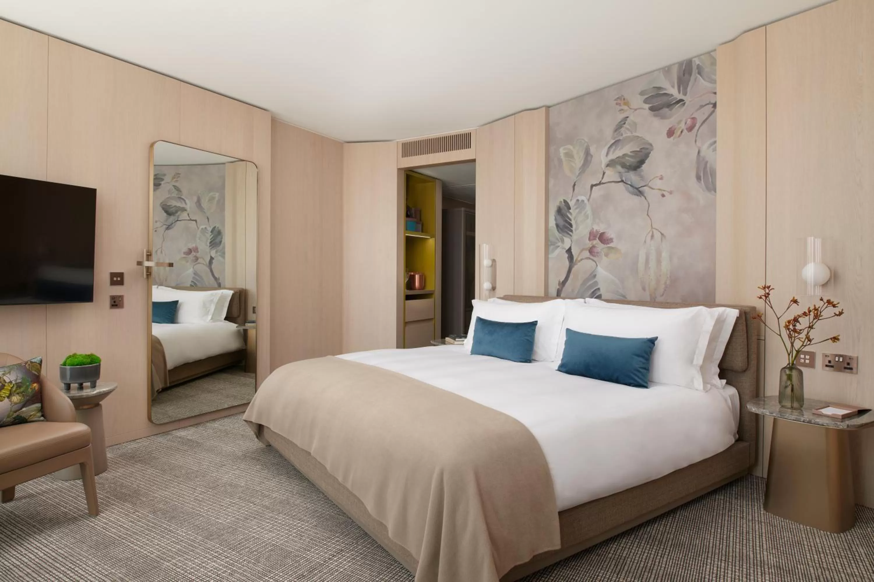 Bedroom, Bed in Pan Pacific London