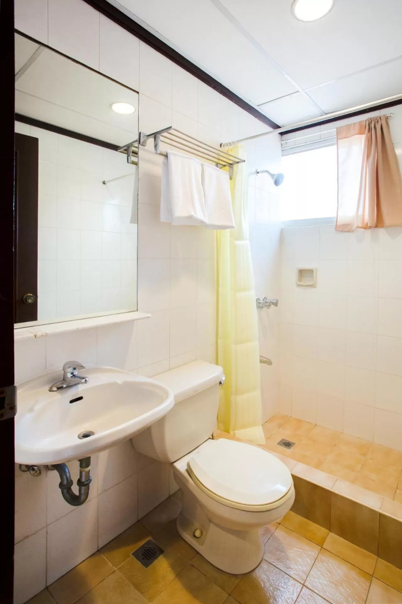 Bathroom in OYO 414 Humberto's Hotel