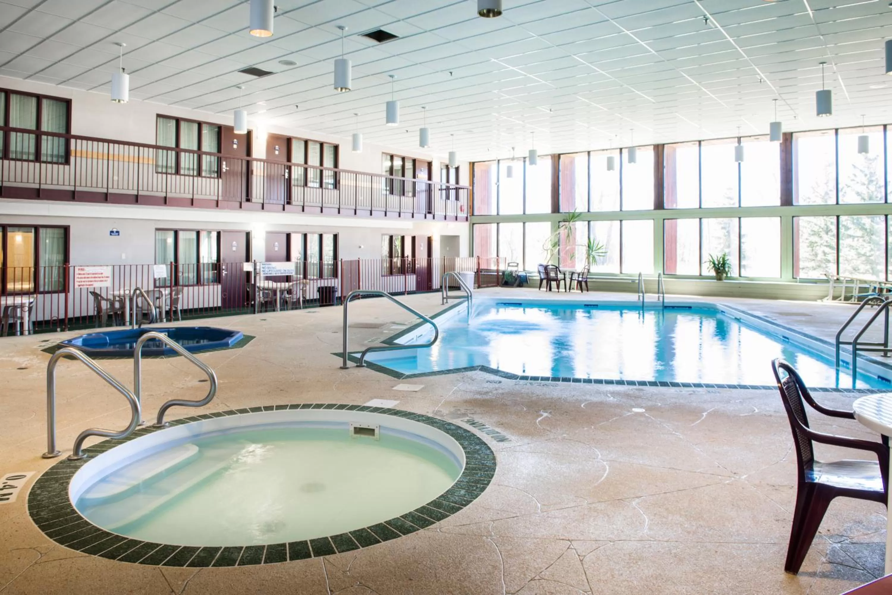 Swimming pool in Howard Johnson by Wyndham Portage La Prairie