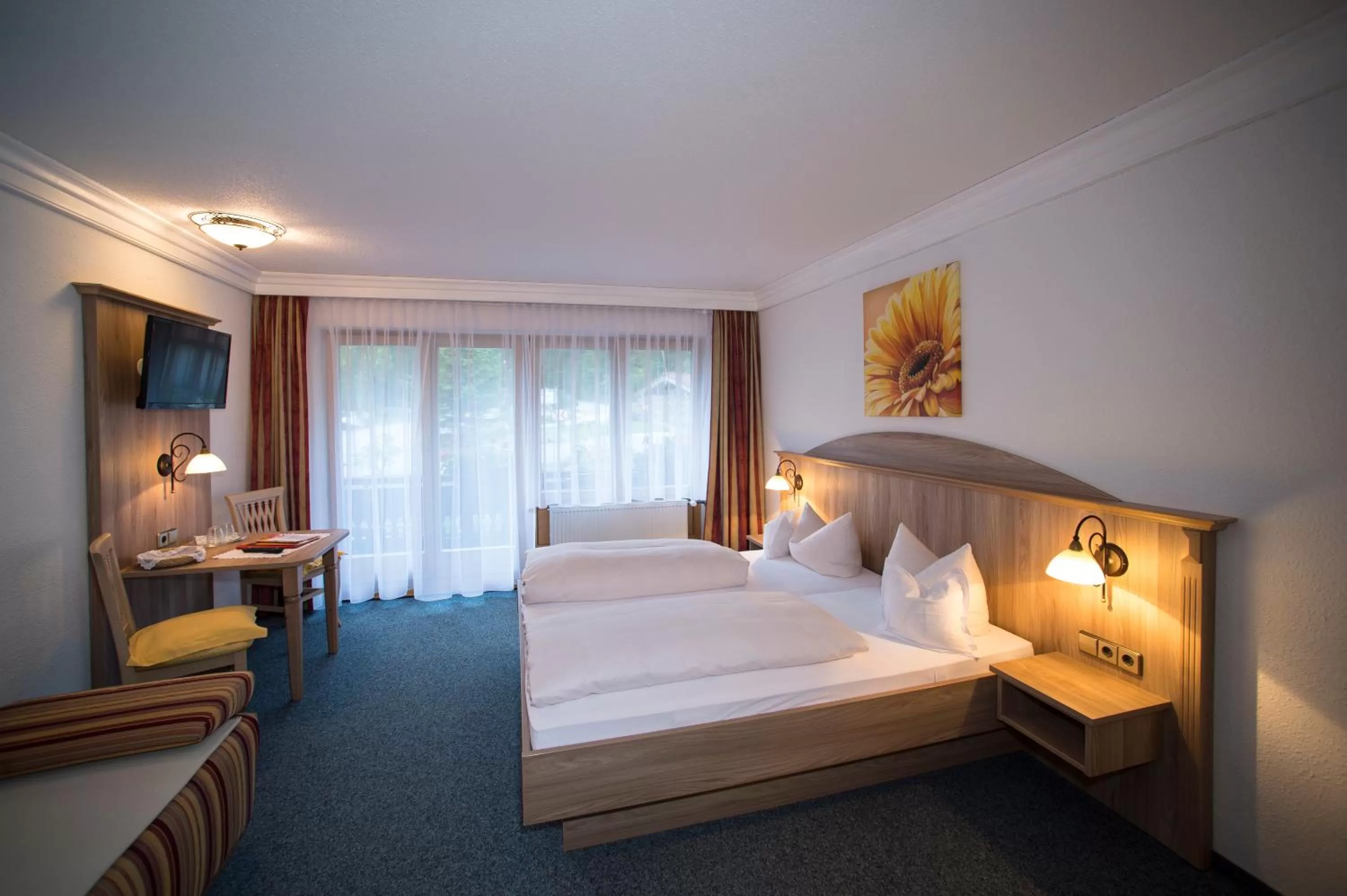 Photo of the whole room, Bed in Aktivhotel & Gasthof Schmelz Ihr familienfreundliches Urlaubs Hotel mit Wellness Almsauna ab Februar Chiemgau Karte