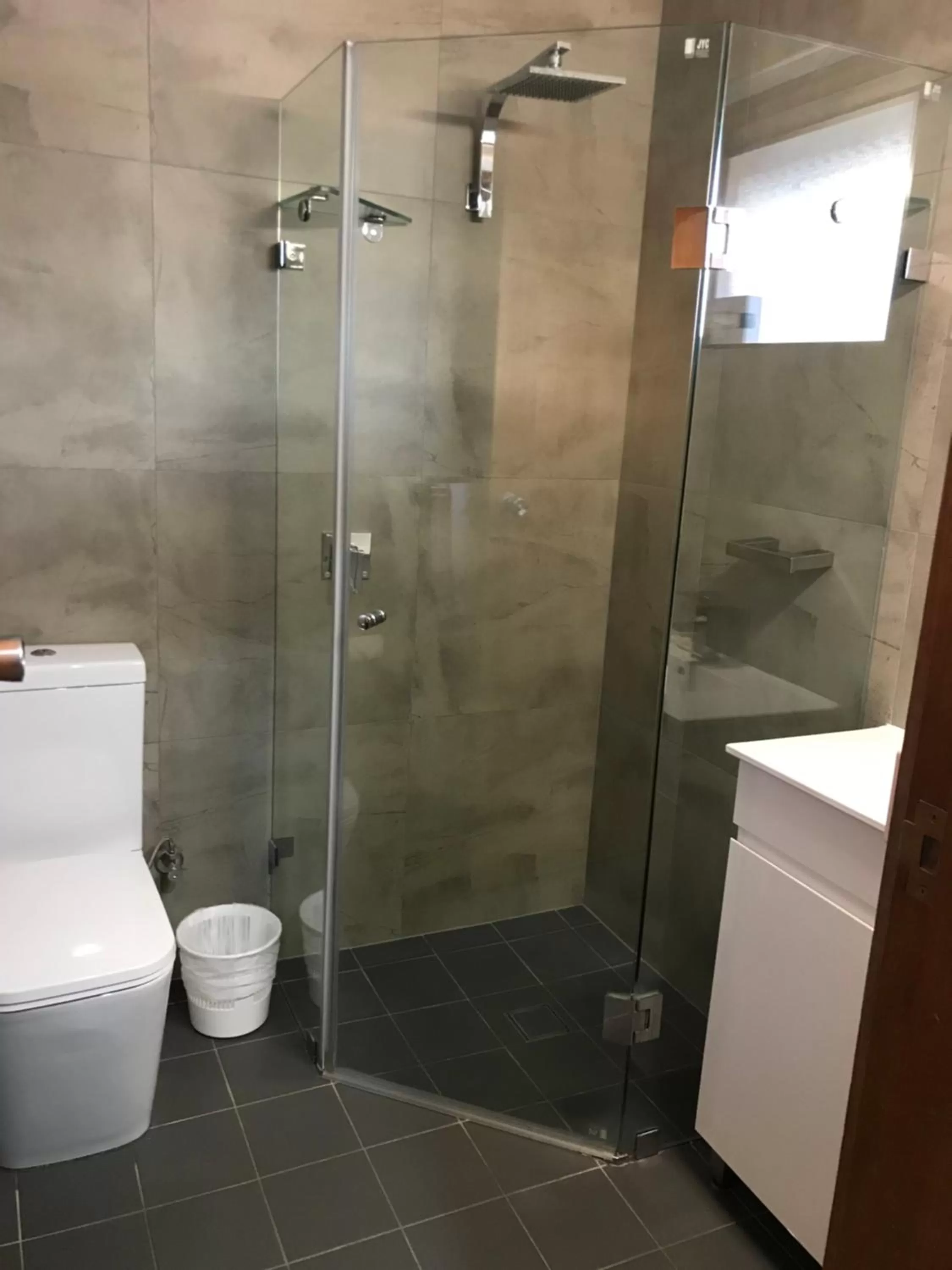 Shower in Town & Country Motor Inn