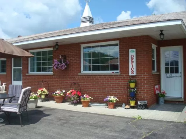 Facade/entrance in Mountain View Motel