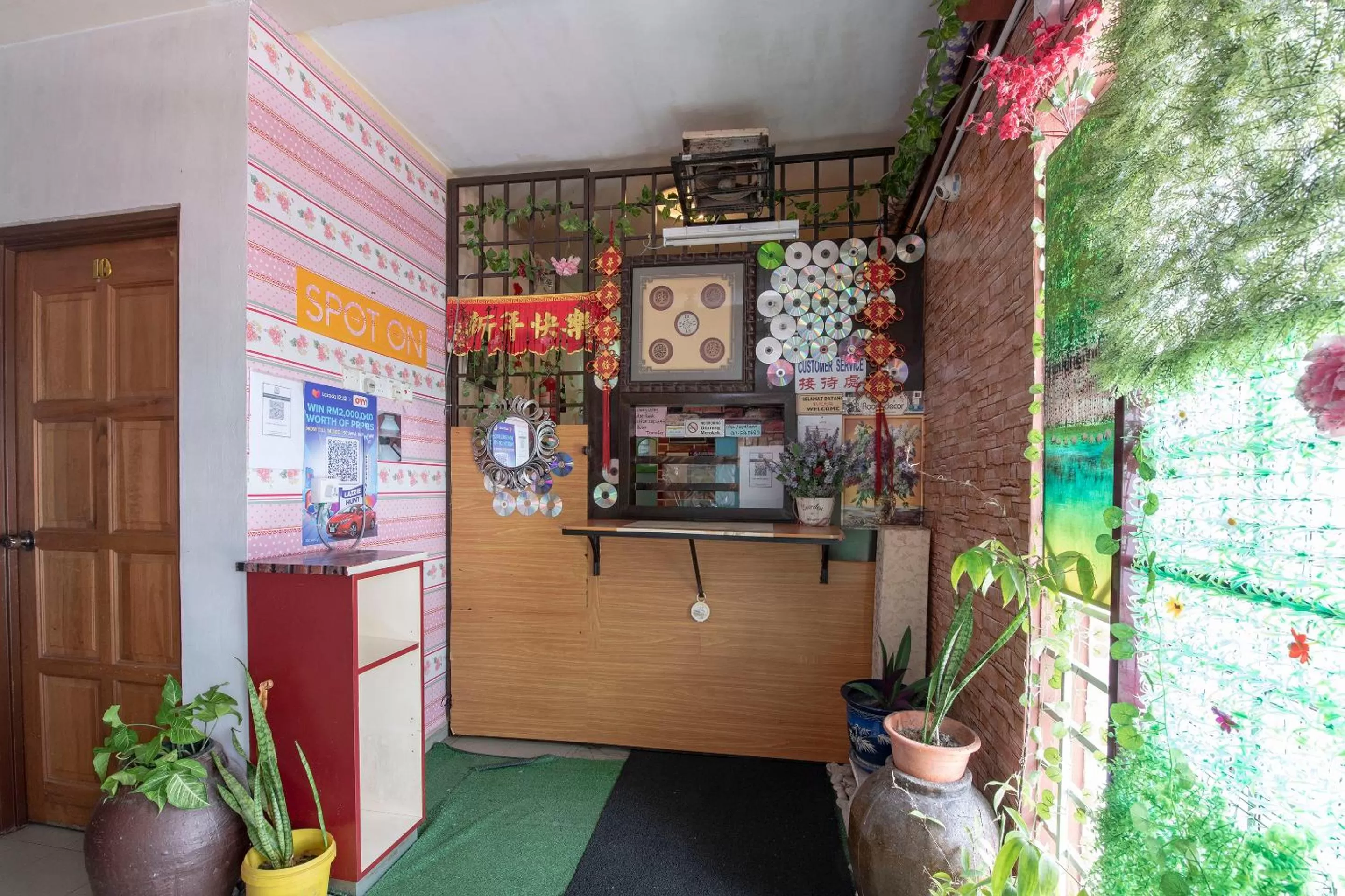 Lobby or reception in SPOT ON 90305 Hen Hen Hotel