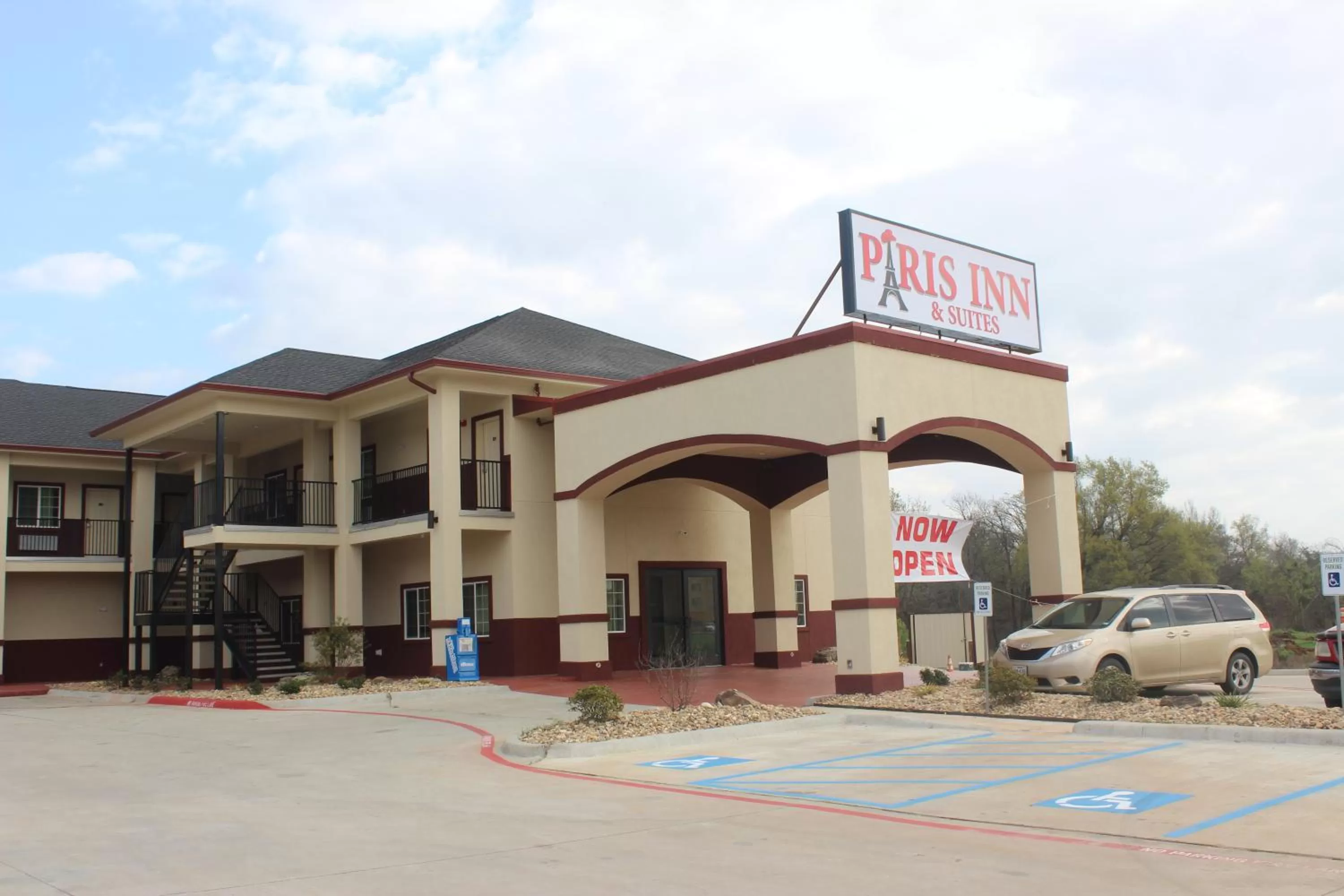 Property building in Paris Inn & Suites