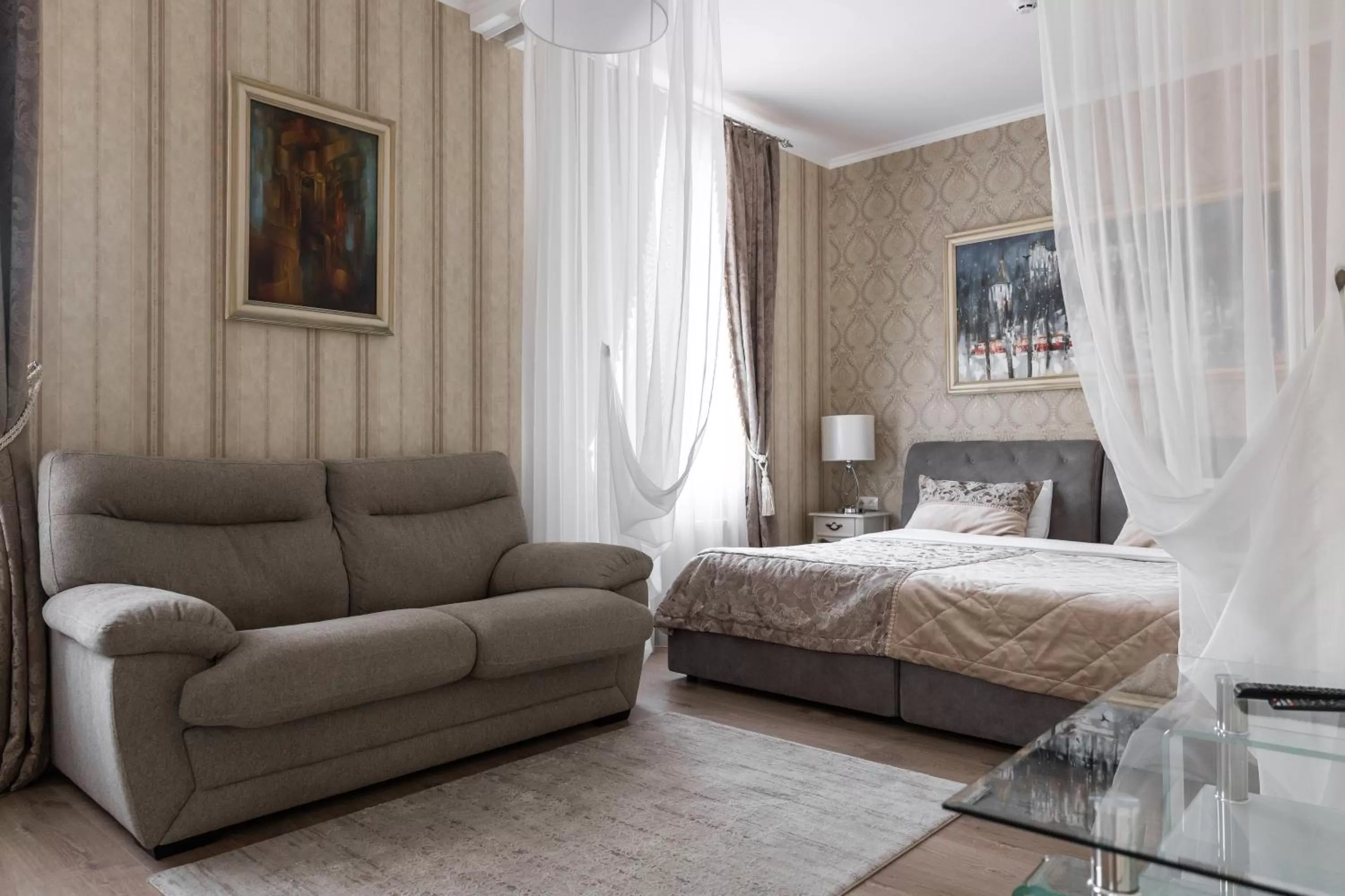 Photo of the whole room, Bed in Hotel "Mandarin Clubhouse"