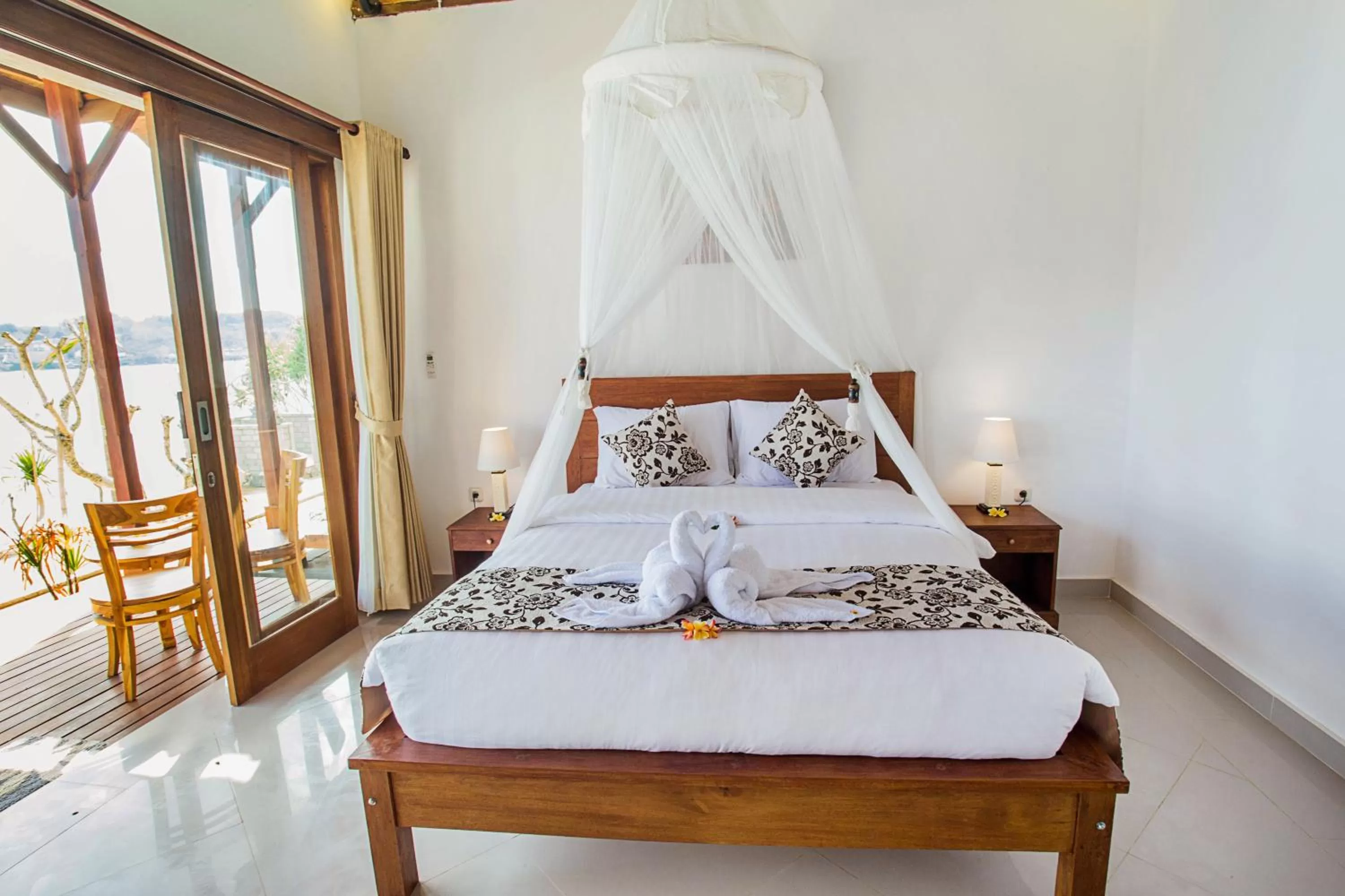 Bed in Nusa Veranda Sunset Villas & Restaurant