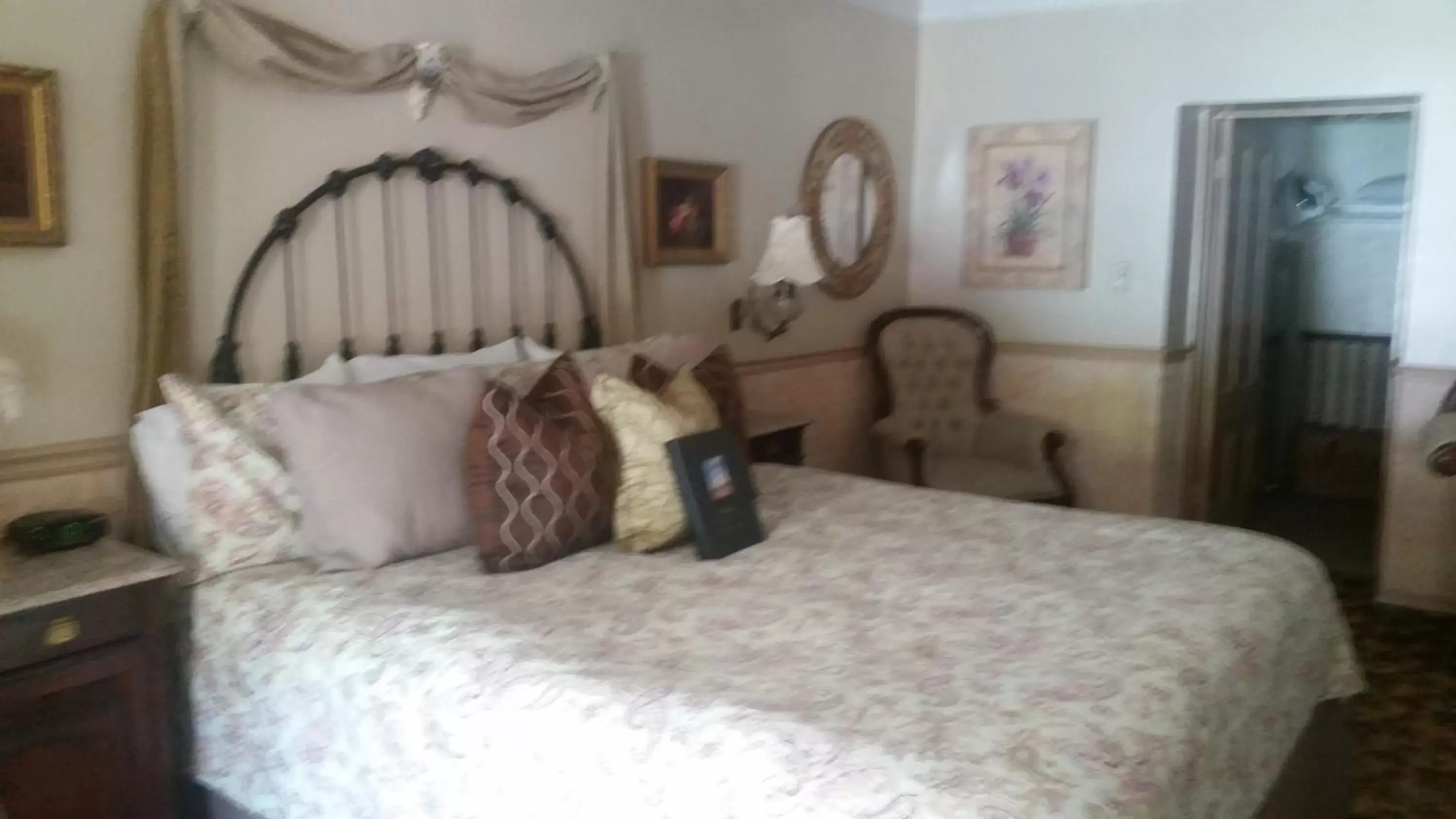 Standard King Room in Gunn House Hotel Standard King Room in Gunn House Hotel