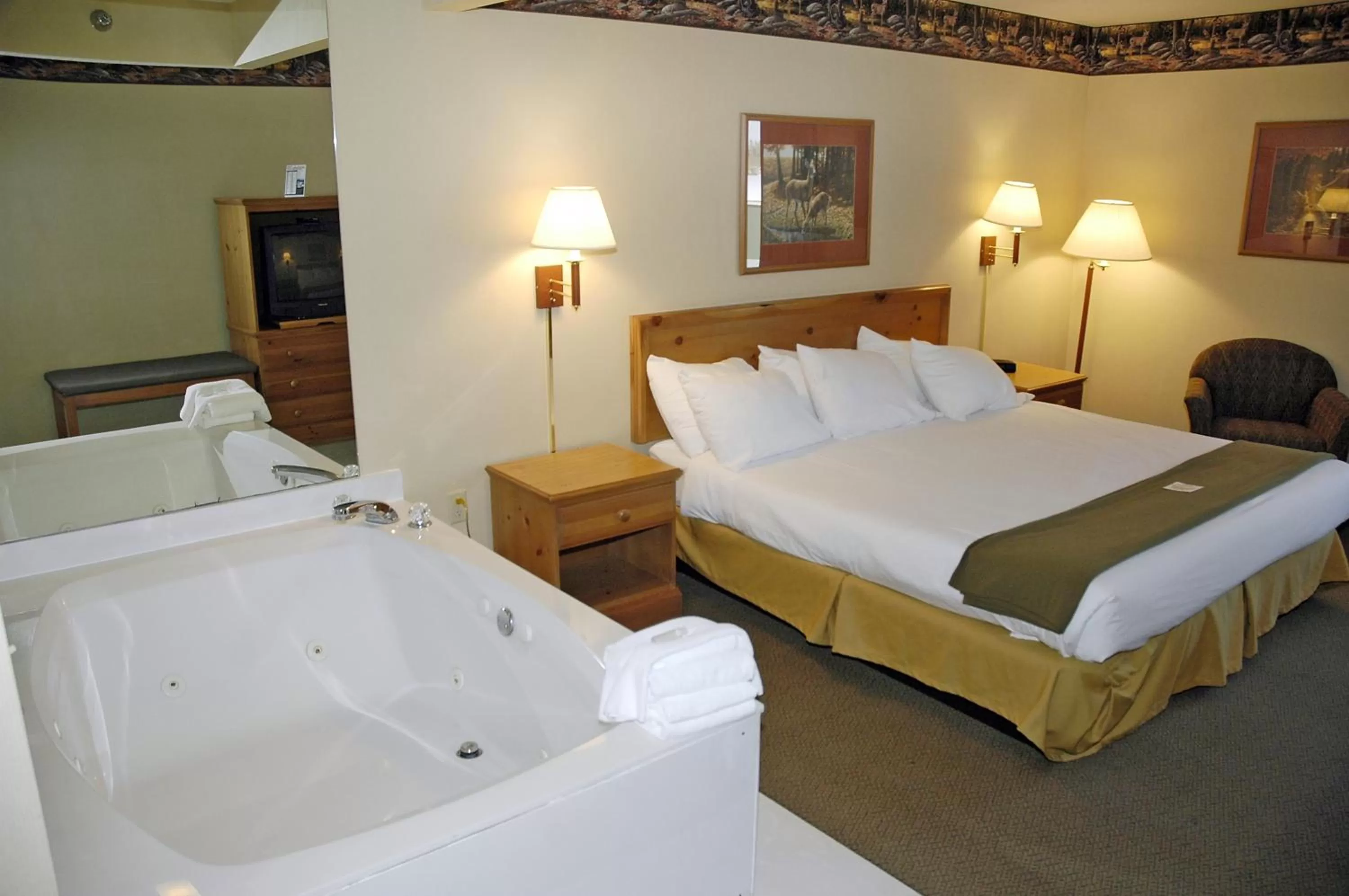 Photo of the whole room, Bed in Pellston Lodge