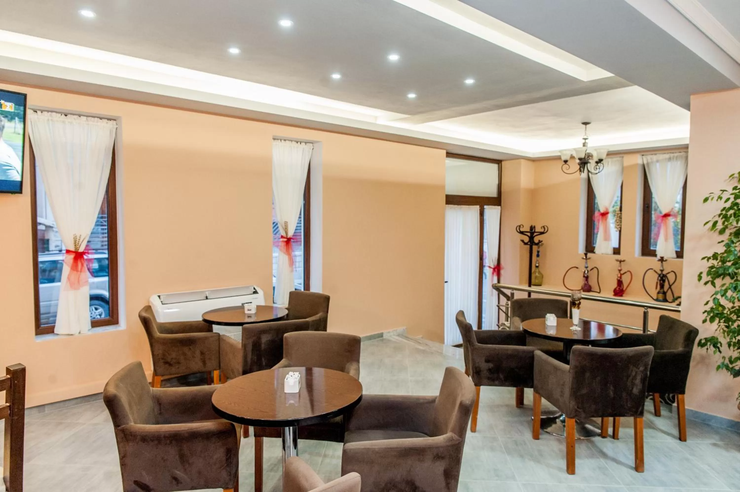 Communal lounge/ TV room in KorcaSmileHotel