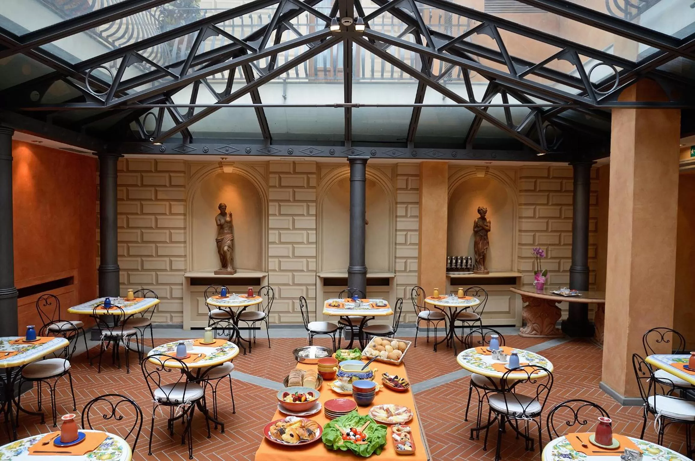 Restaurant/places to eat in Hotel Alba Palace