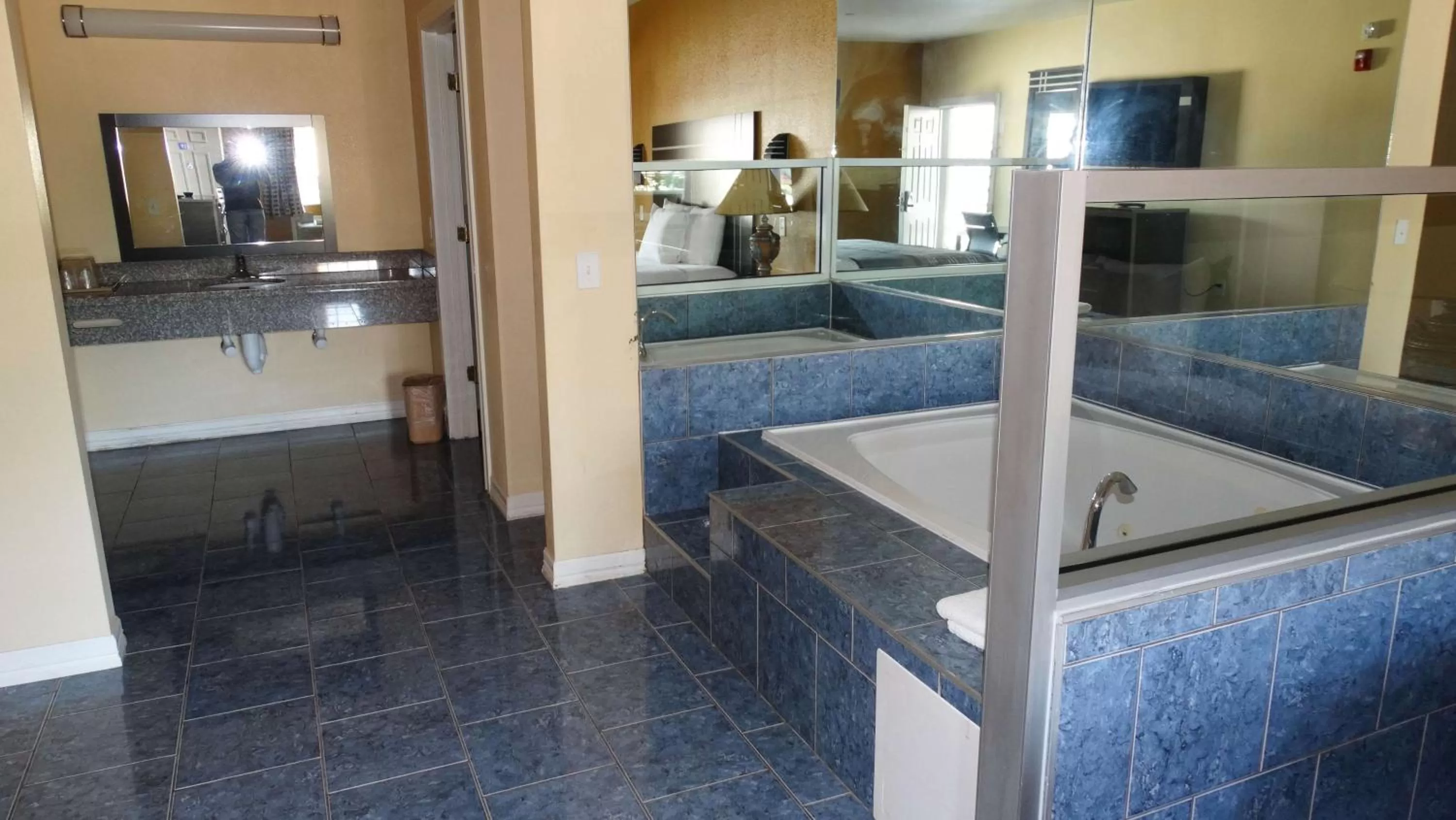 Photo of the whole room, Bed in Motel 6 Houston, TX – Willowbrook Mall