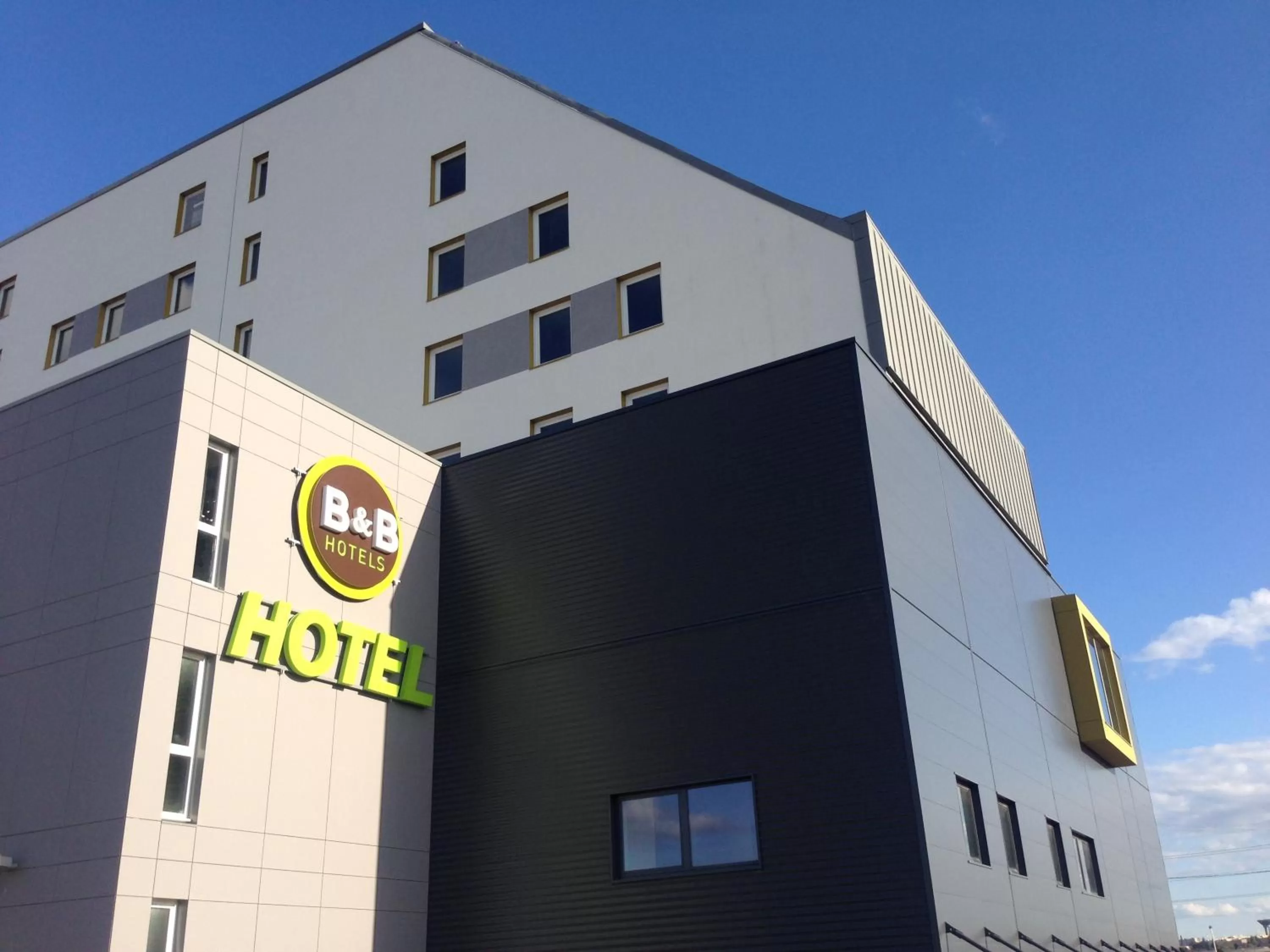 Facade/entrance in B&B HOTEL Lyon Sud États-Unis
