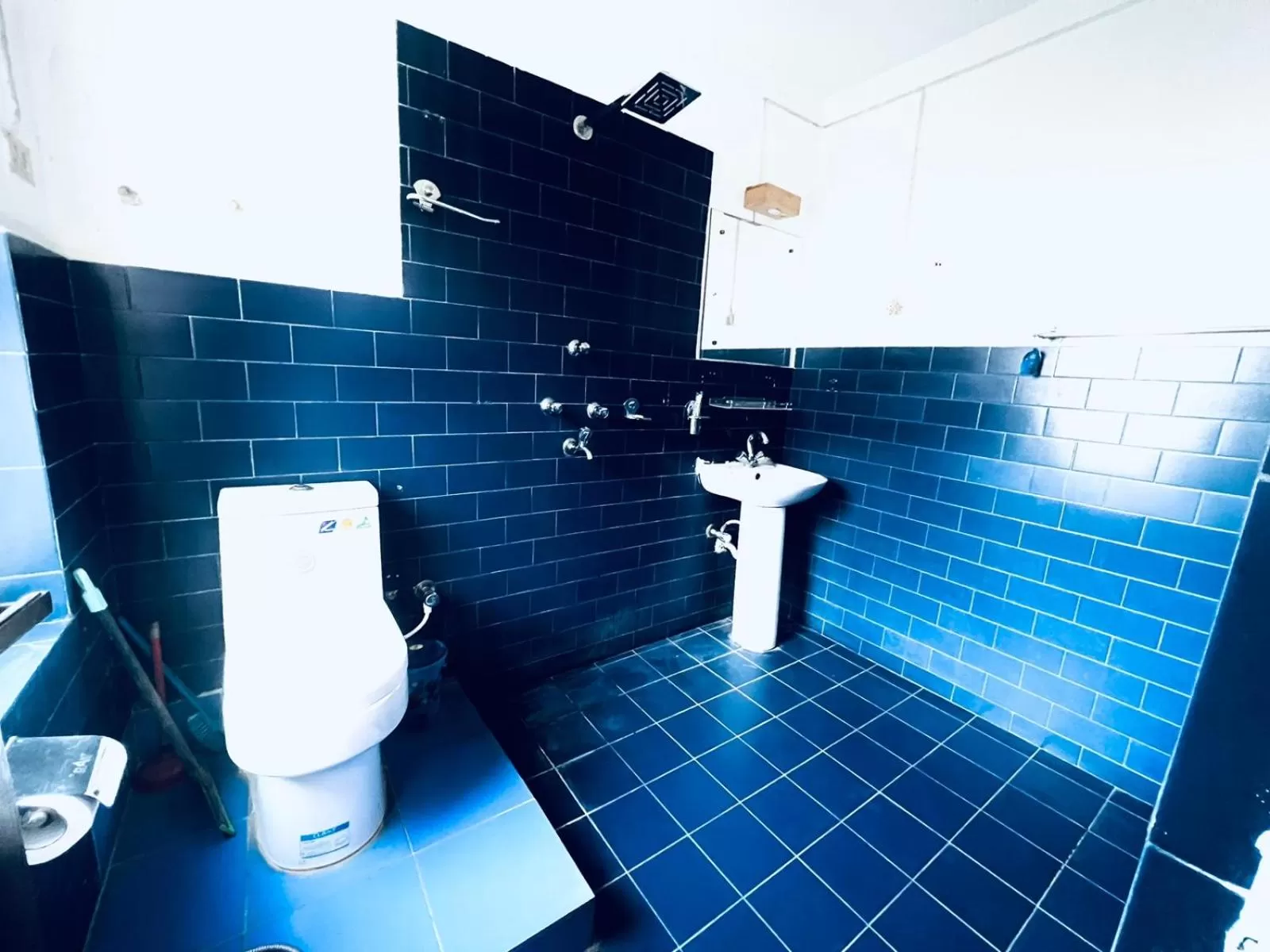 Bathroom in Silu Homes by Hostmandu