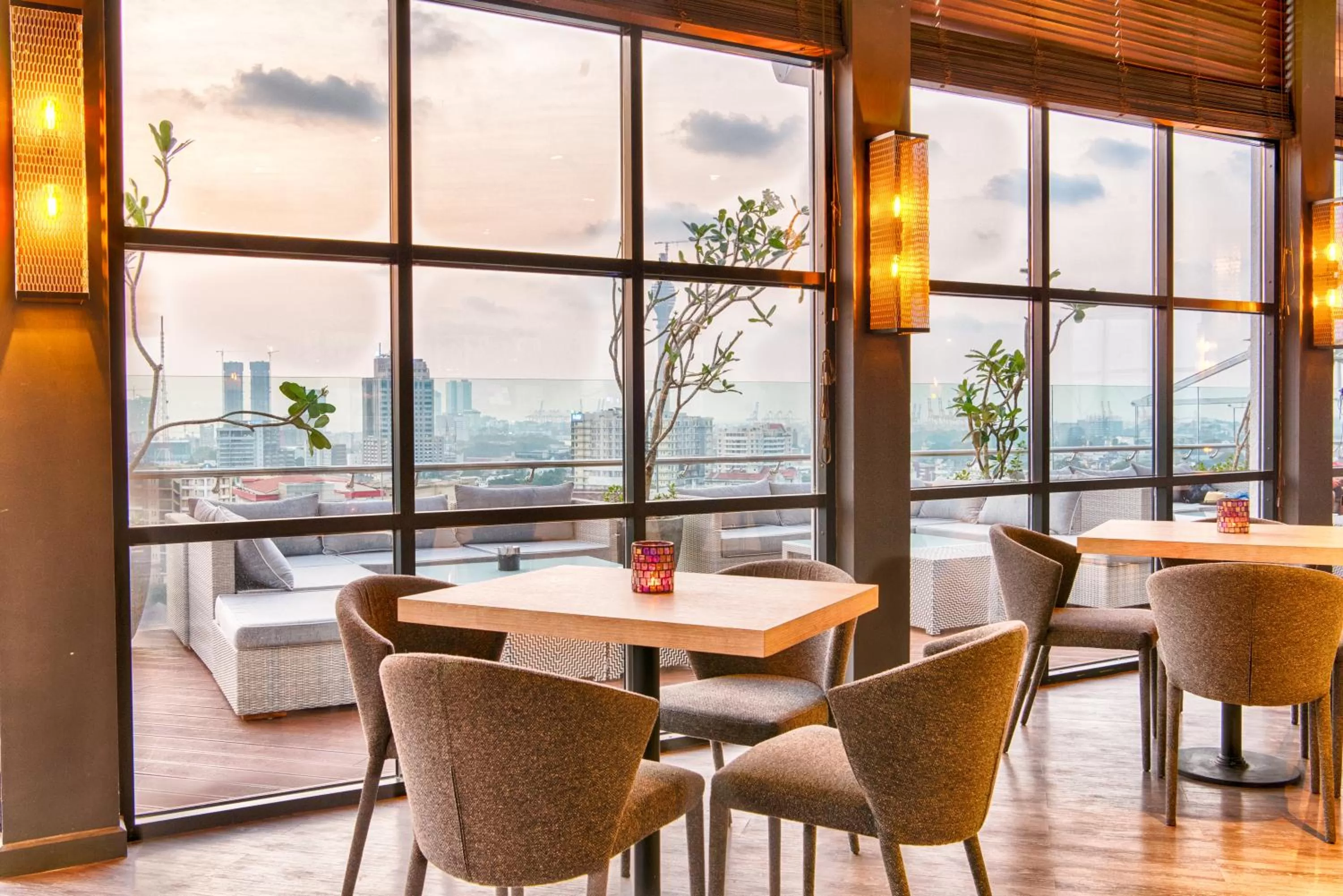 Lounge or bar in Jetwing Colombo Seven