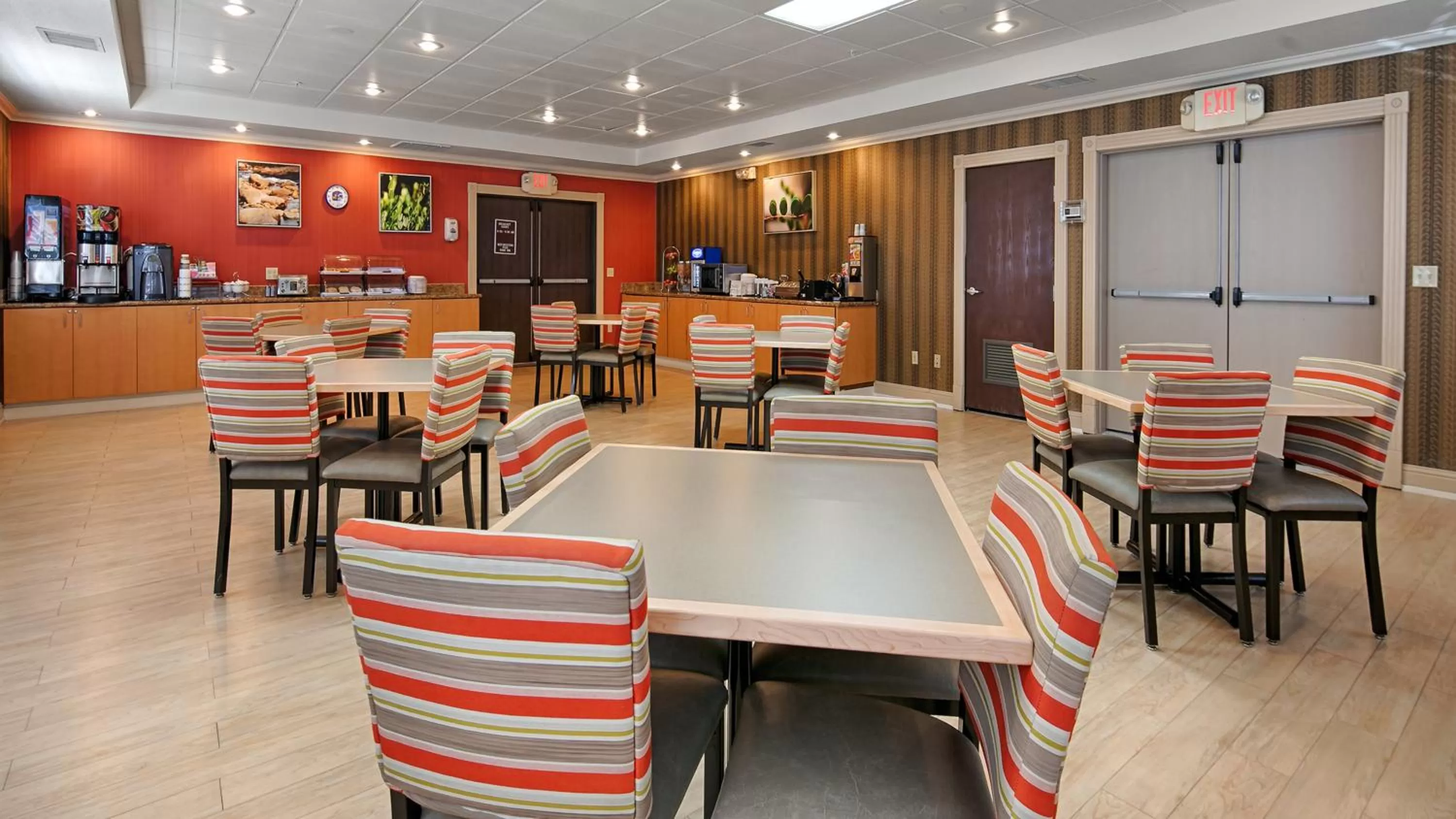 Coffee/tea facilities in Best Western Plus Rama Inn & Suites