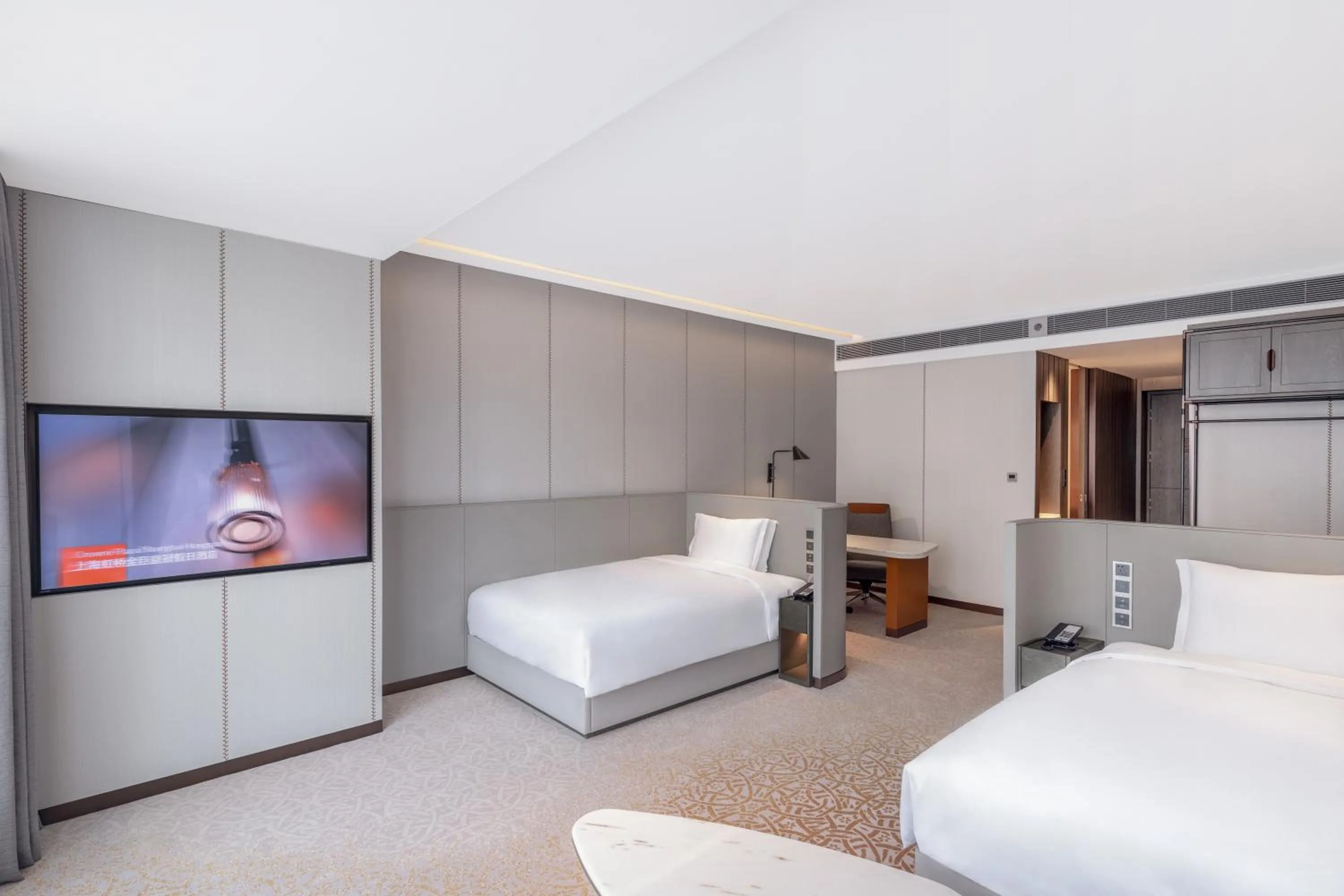 TV and multimedia, Bed in Crowne Plaza Qingdao Jinshui by IHG