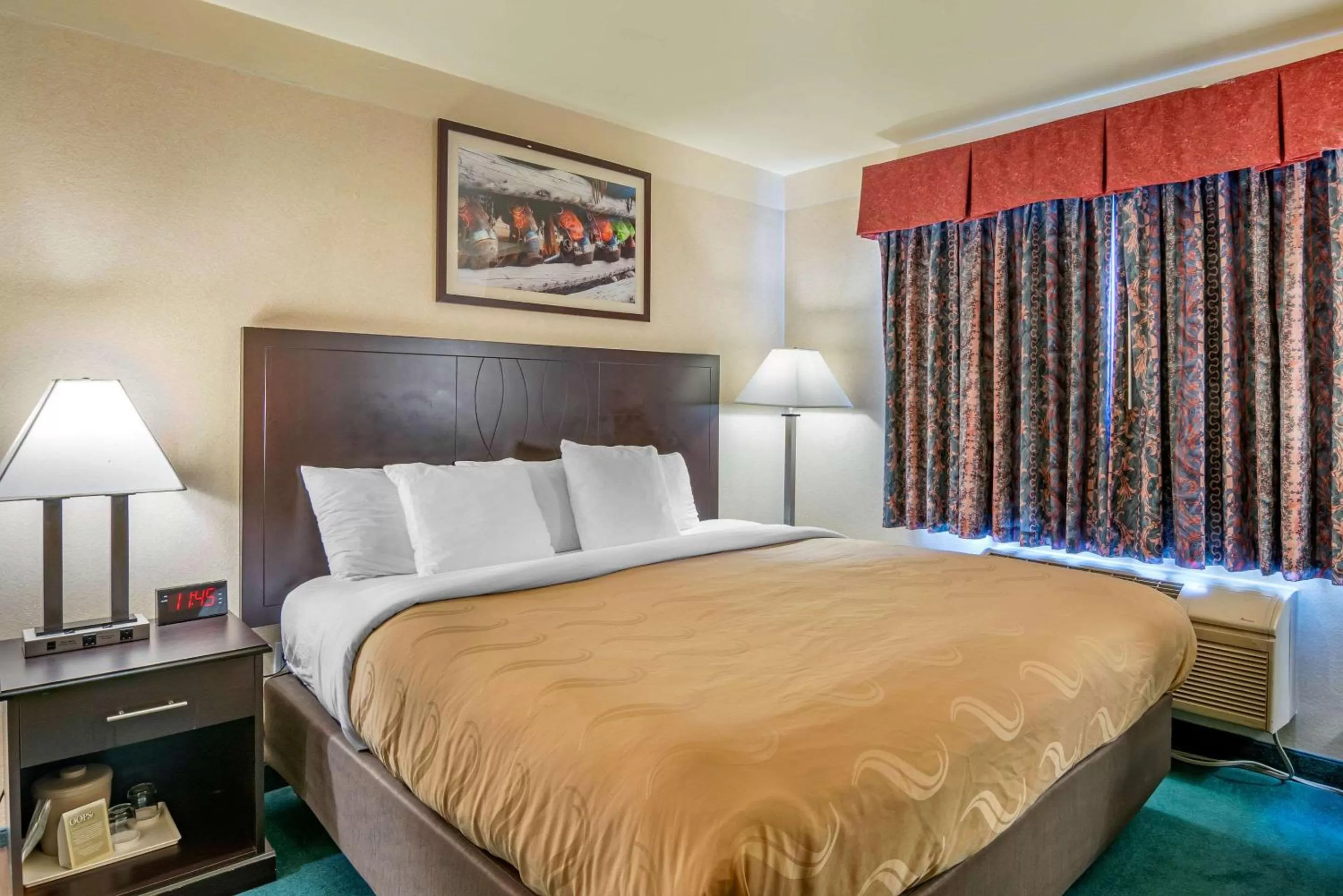Photo of the whole room, Bed in Quality Inn Bend North