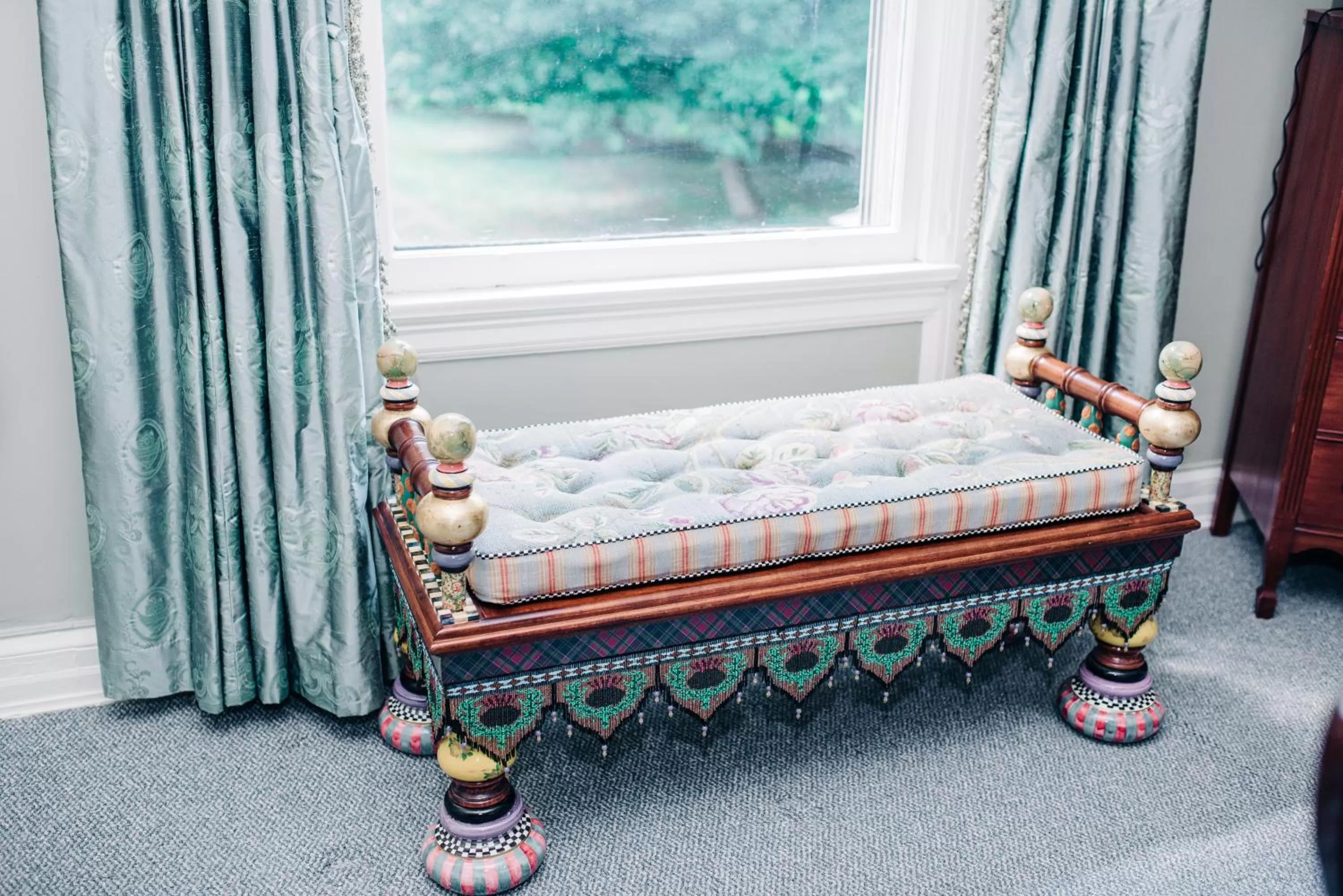 Seating area, Bed in Benn Conger Inn