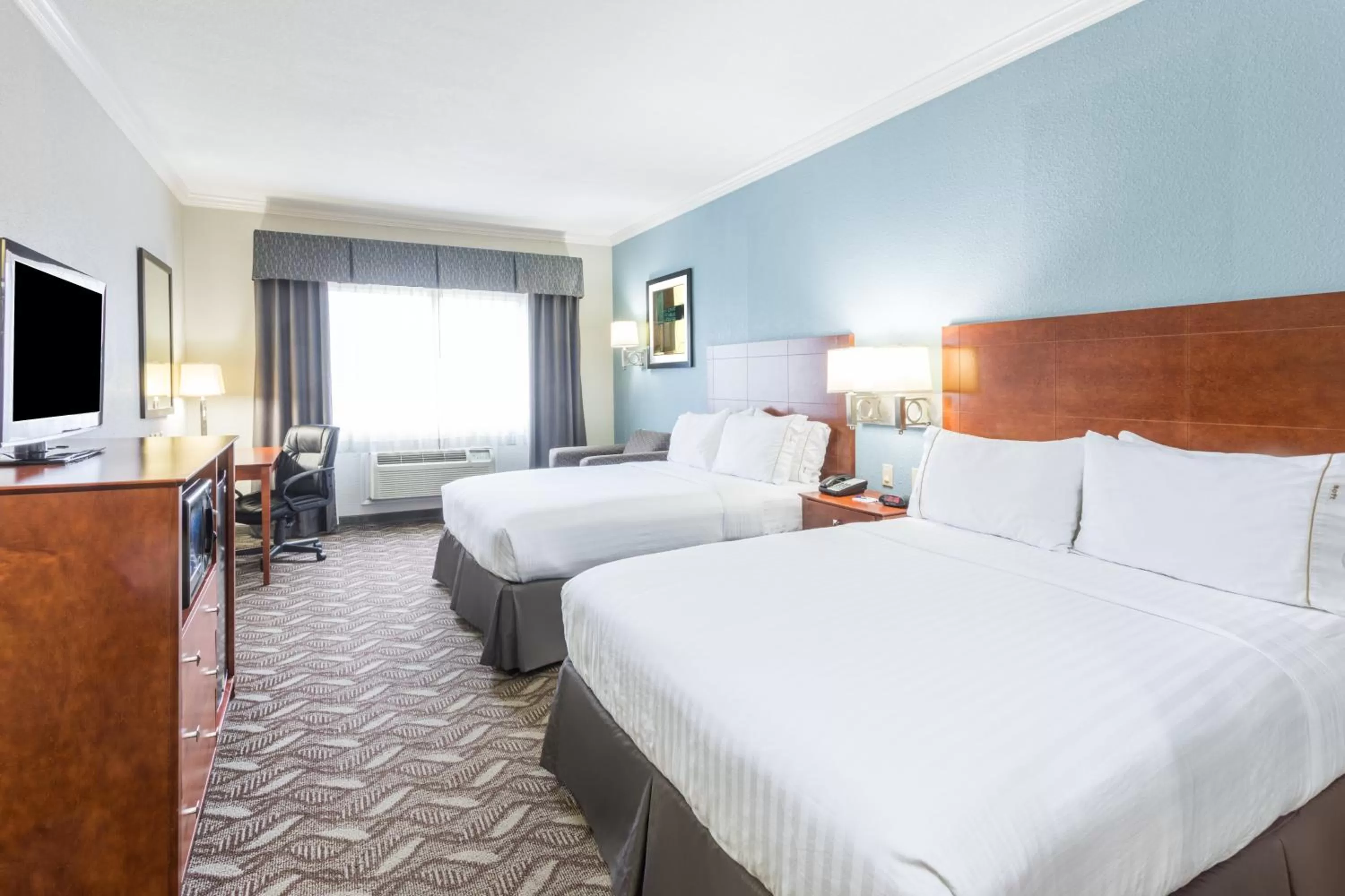 Photo of the whole room, Bed in Holiday Inn Express Hotel and Suites Lake Charles by IHG