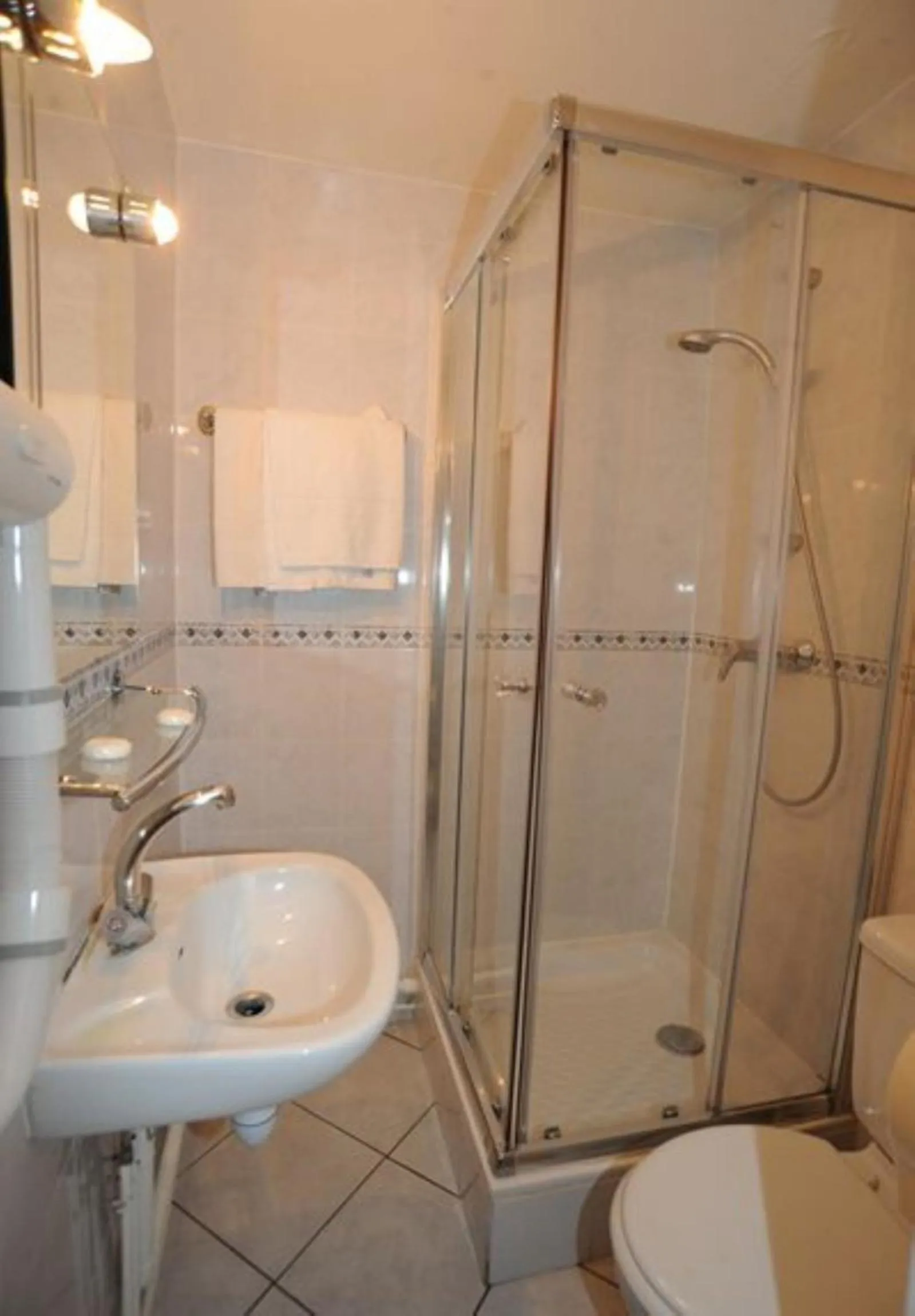 Bathroom in Sully Hôtel