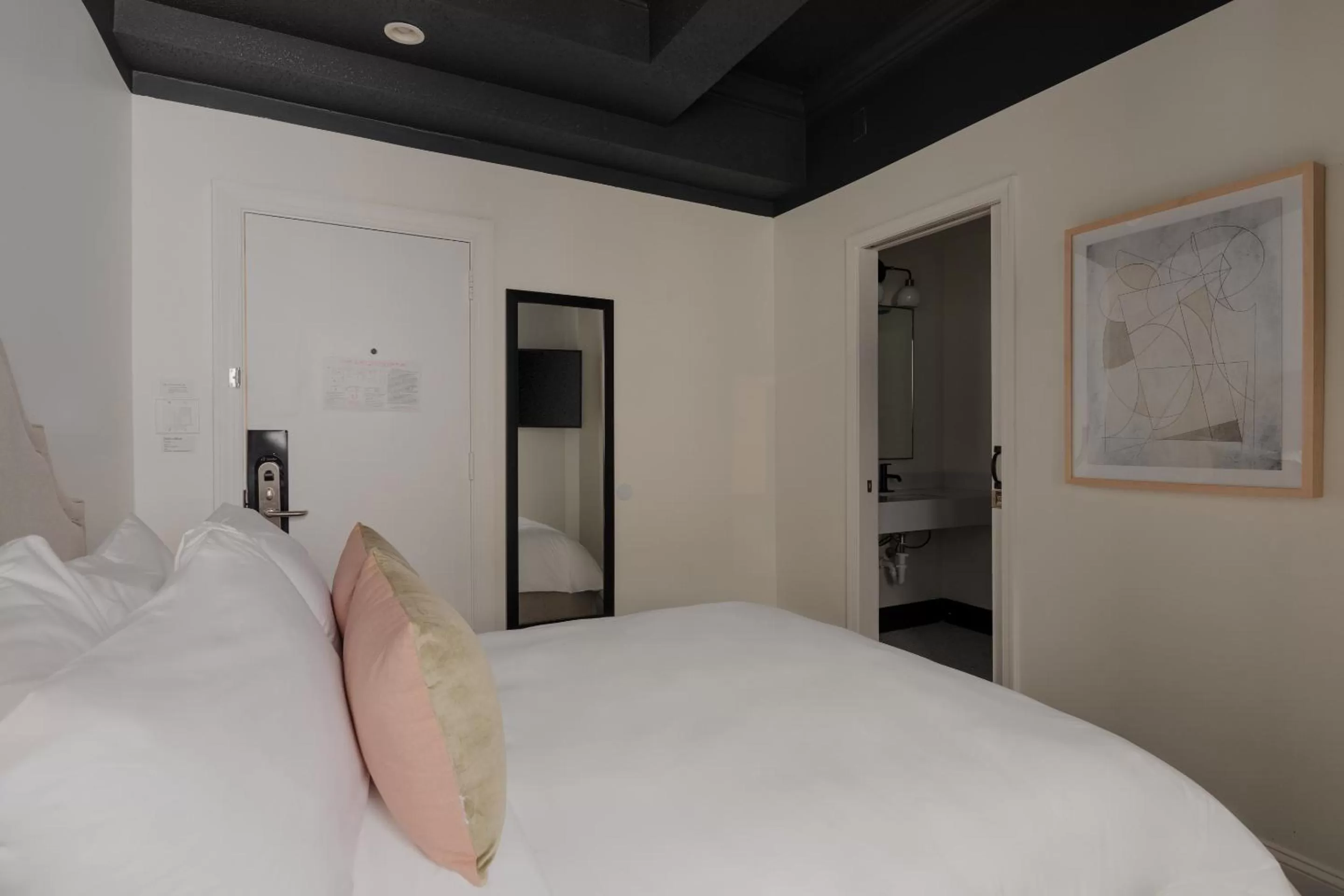 Living room, Bed in Found Dupont Circle powered by Sonder